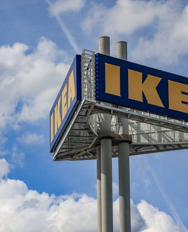 Das Firmenlogo von Ikea vor einer Filiale.