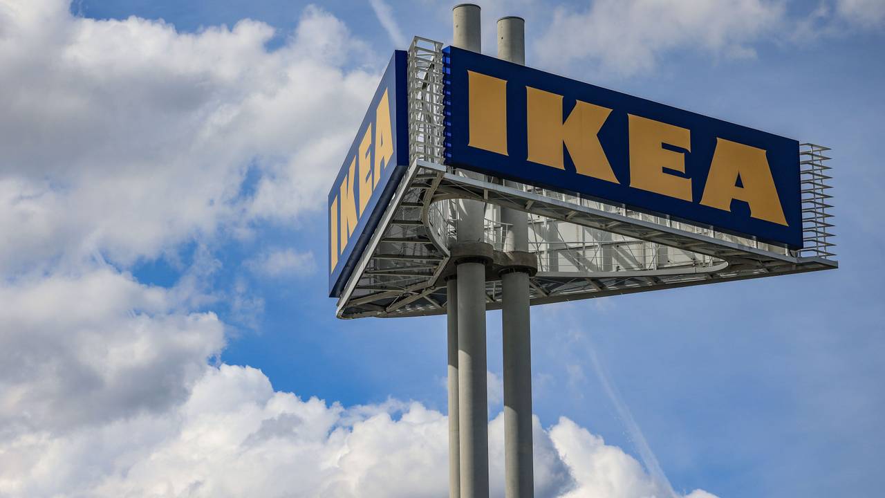 Das Firmenlogo von Ikea vor einer Filiale.