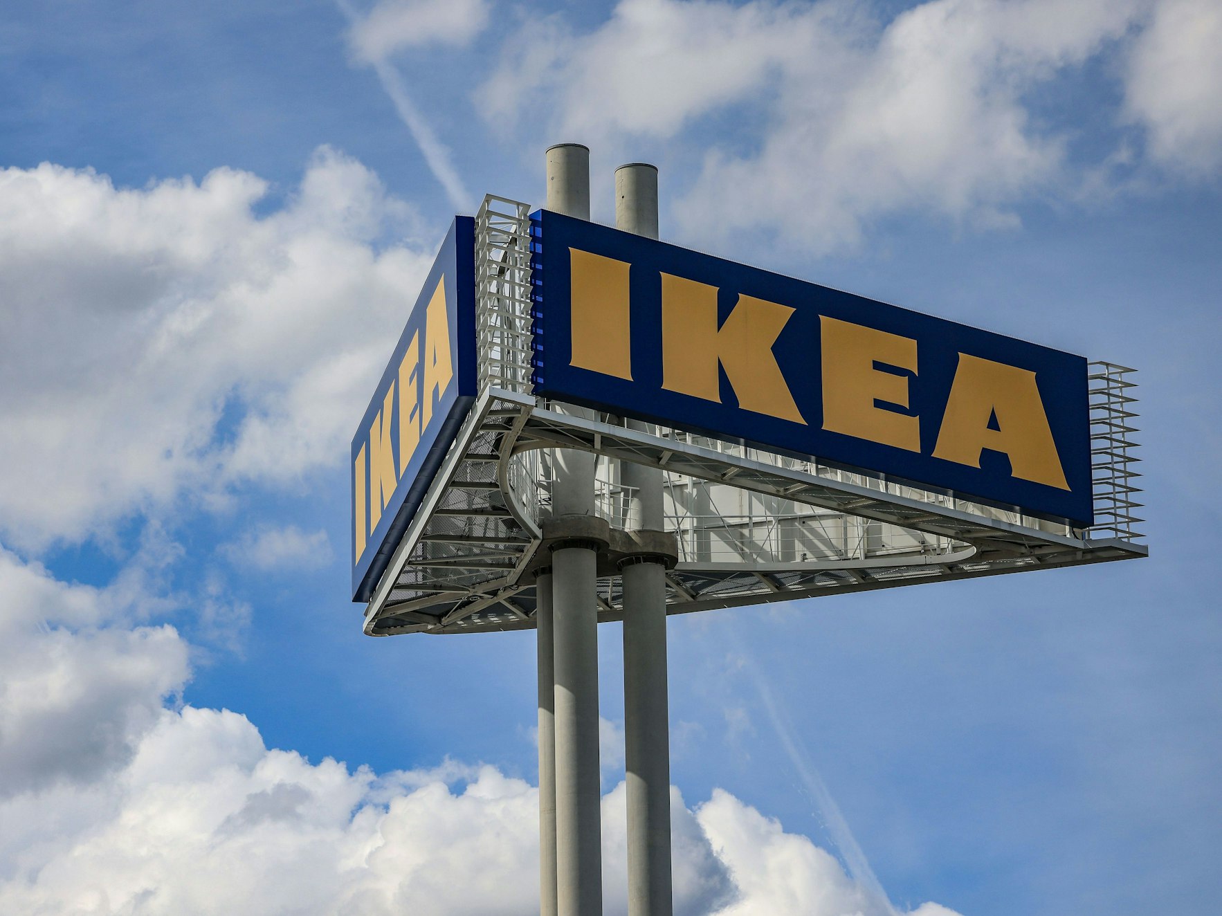 Ein Firmenlogo steht vor der Ikea-Filiale in Köln Godorf.