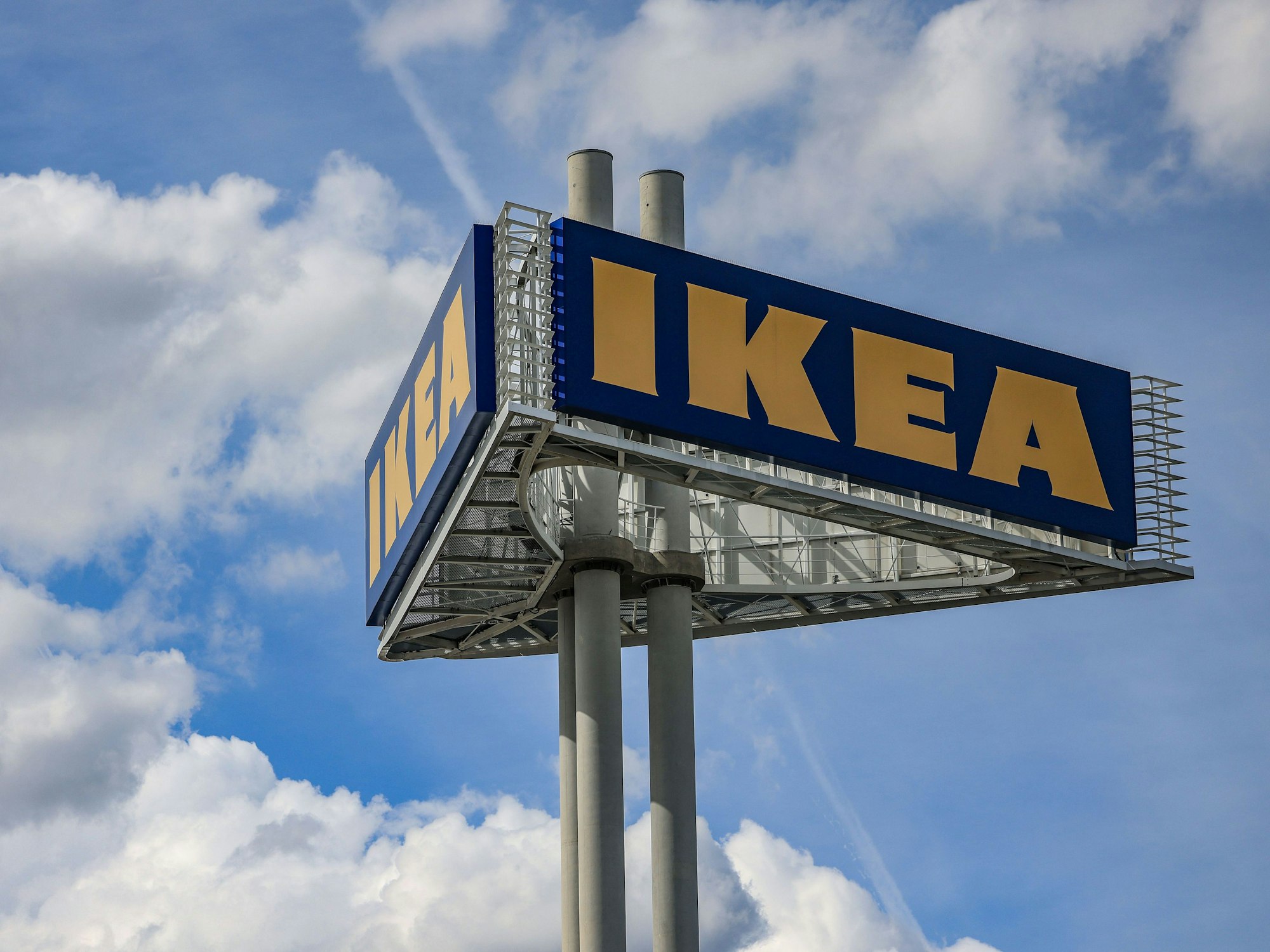 Ein Firmenlogo steht vor der Ikea-Filiale in Köln Godorf.