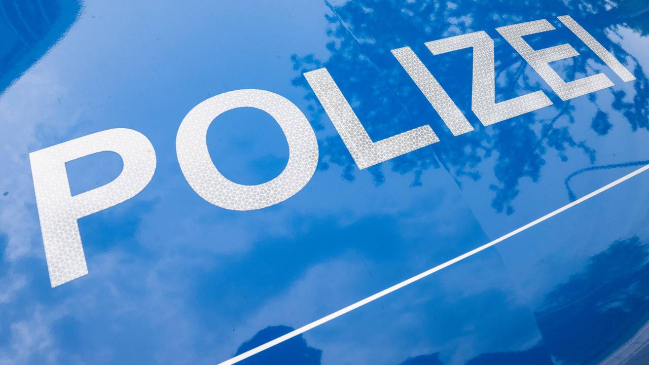 Die Polizei fahndet nach einer vermissten Person. (Symbolfoto)