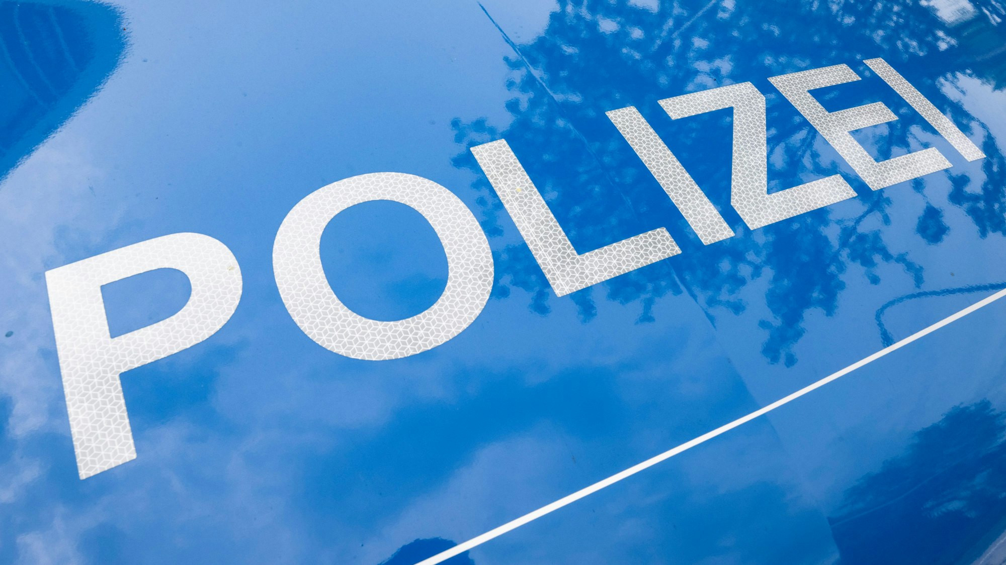 Die Polizei fahndet nach einer Frau (Symbolfoto)