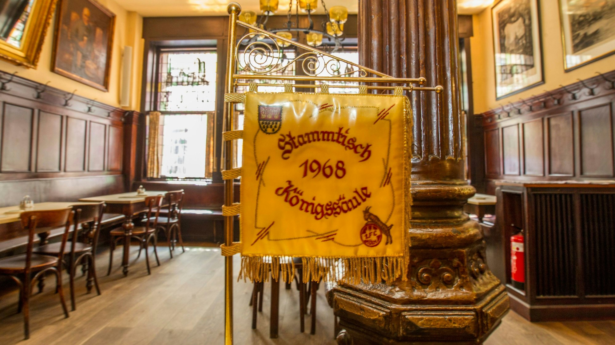 Blick ins Innere des Brauhauses Päffgen in Köln mit leeren Stühlen und Tischen.