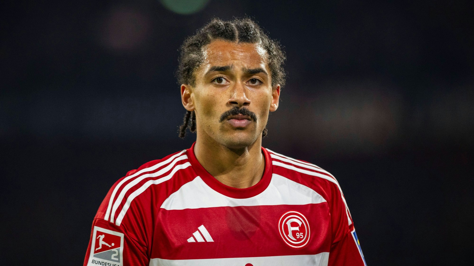 Fortuna Düsseldorfs Emmanuel Iyoha steht im Spiel gegen Wehen Wiesbaden auf dem Platz.