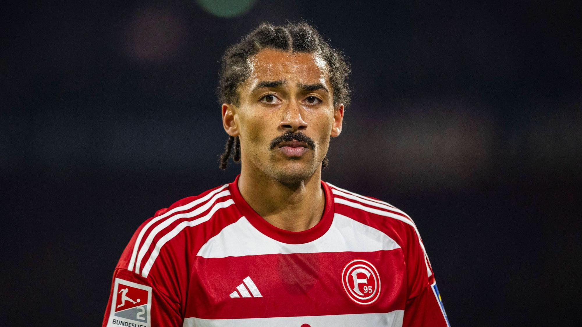 Fortuna Düsseldorfs Emmanuel Iyoha steht im Spiel gegen Wehen Wiesbaden auf dem Platz.