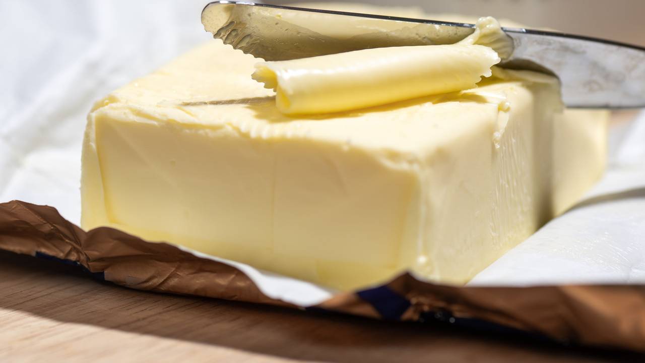 Ein Stück Butter liegt auf einem Tisch.
