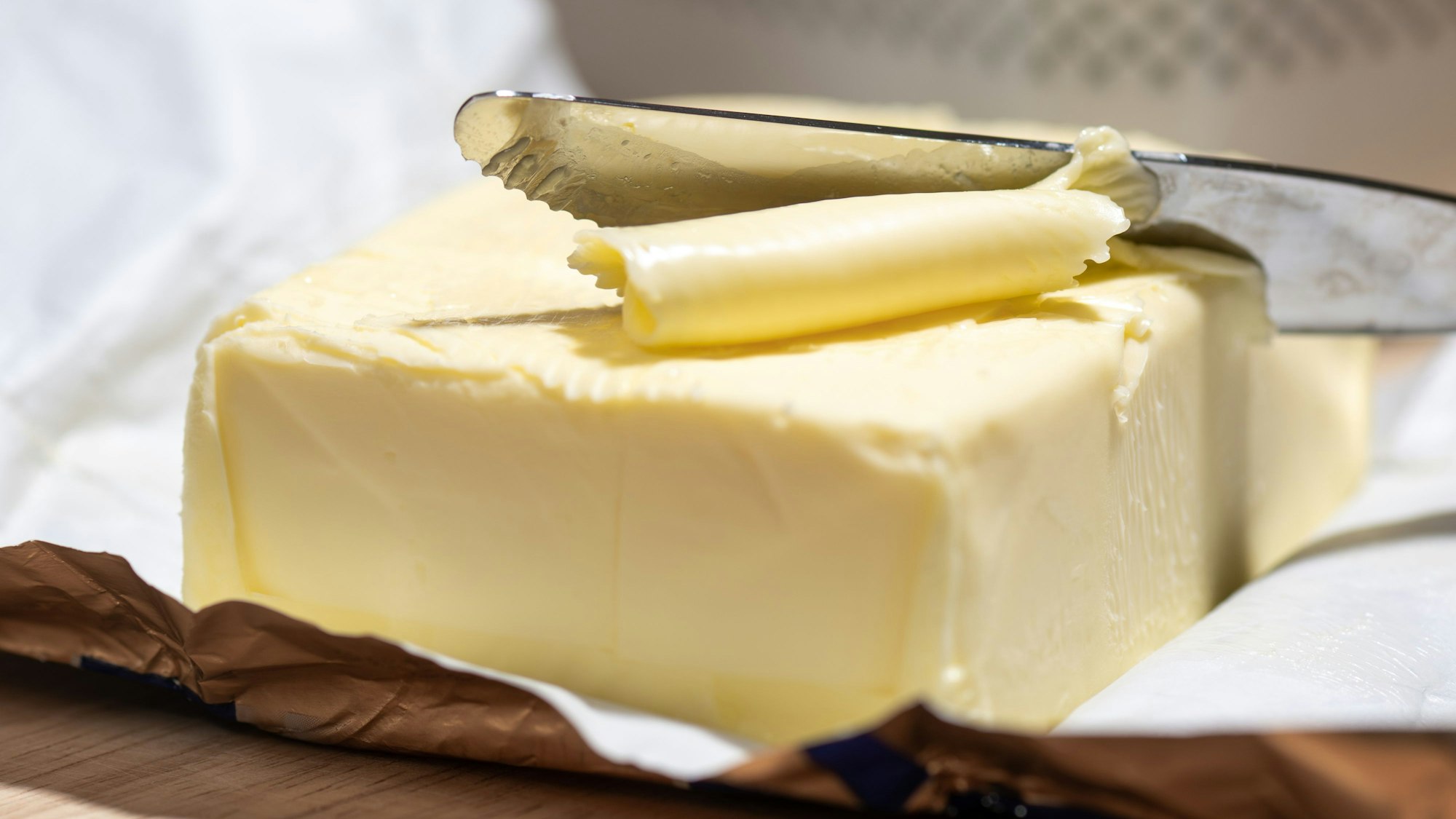 Ein Stück Butter liegt auf einem Tisch.