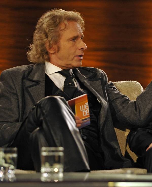 Der Comedian Oliver Pocher und Moderator Thomas Gottschalk unterhalten sich während der ZDF-Show „Wetten, dass...?“ in der Rothaus-Arena in Freiburg.