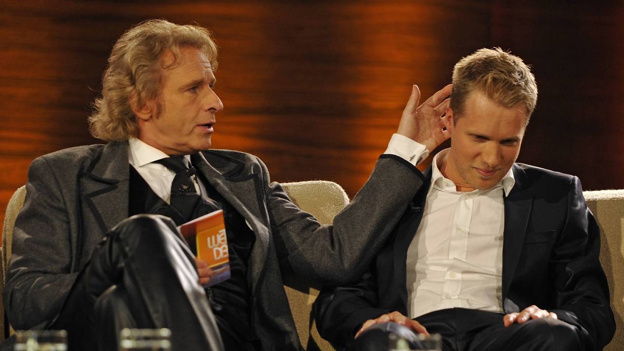 Der Comedian Oliver Pocher und Moderator Thomas Gottschalk unterhalten sich während der ZDF-Show „Wetten, dass...?“ in der Rothaus-Arena in Freiburg.