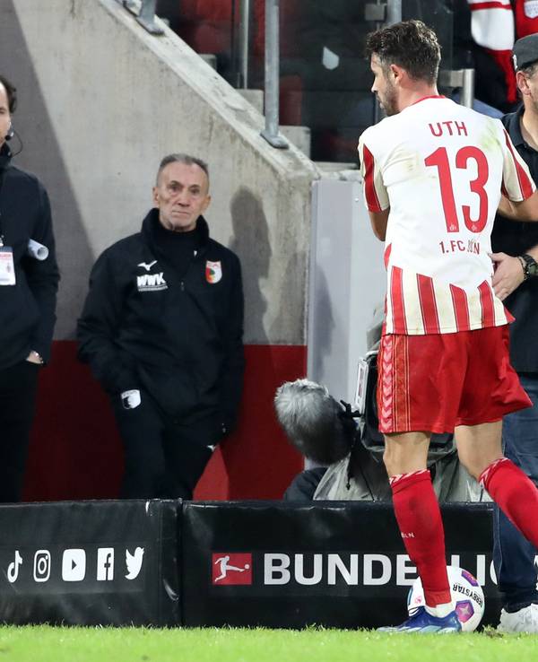 Steffen Baumgart klatscht mit Mark Uth ab.