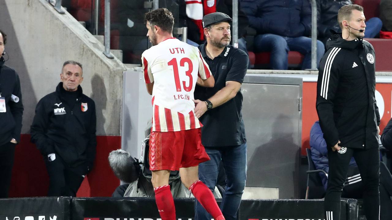 Steffen Baumgart klatscht mit Mark Uth ab.