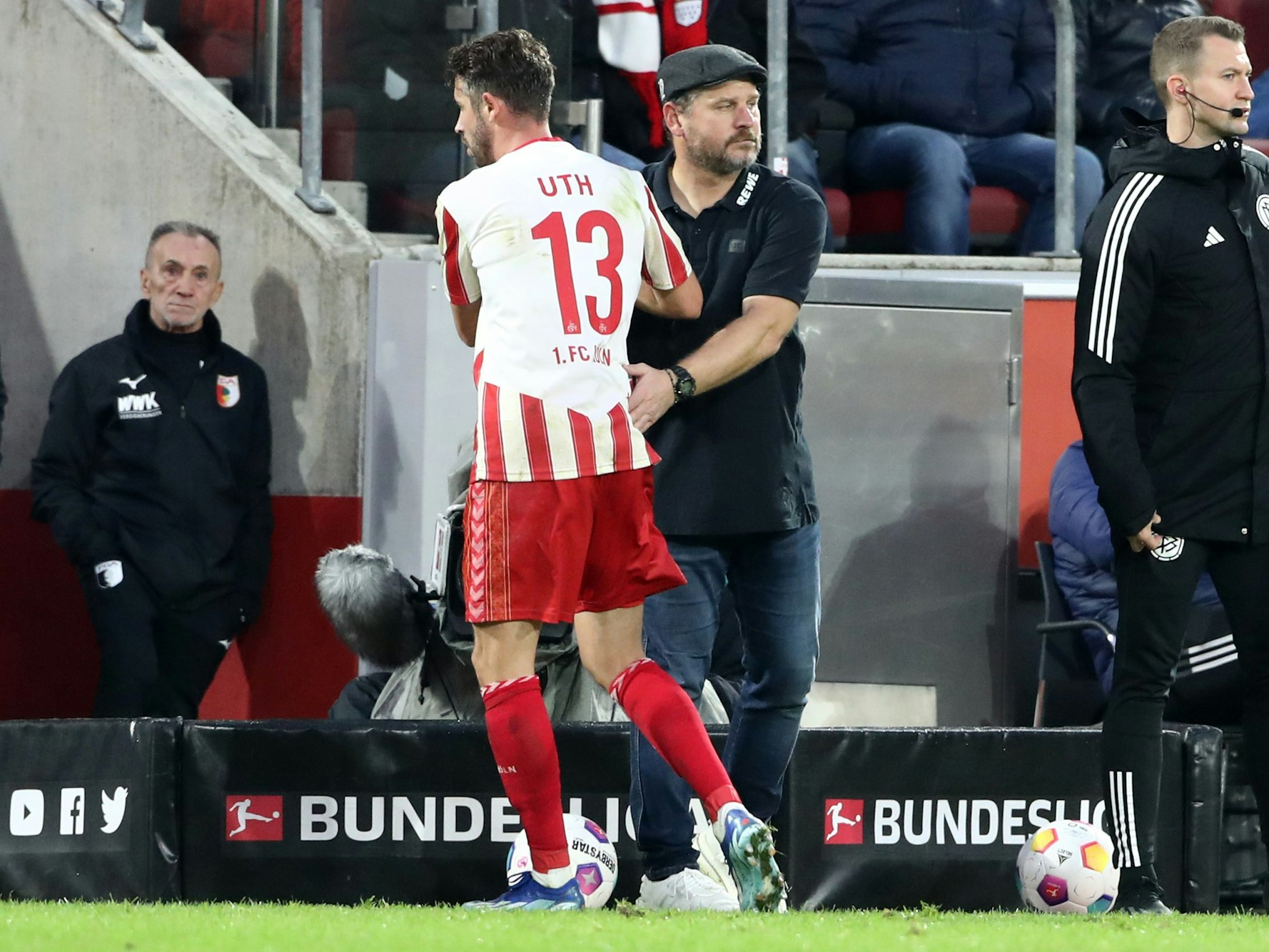 Steffen Baumgart klatscht mit Mark Uth ab.