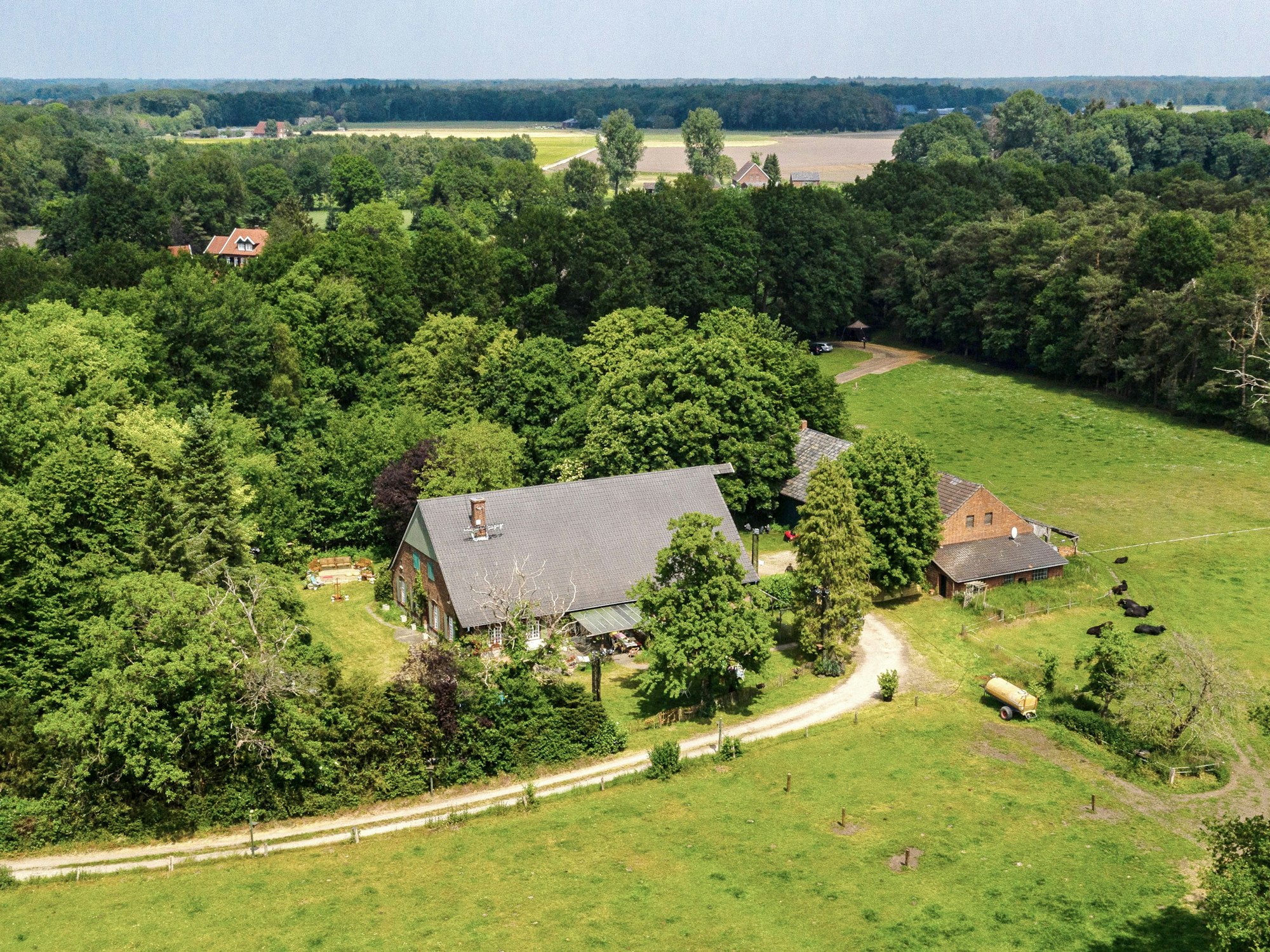 Blick auf den Bauernhof Barlo in Bocholt. Dort wurde in den vergangenen Jahren das Sommerhaus der Stars gedreht. Auch 2024 soll der Hof wieder Stars beherbergen.