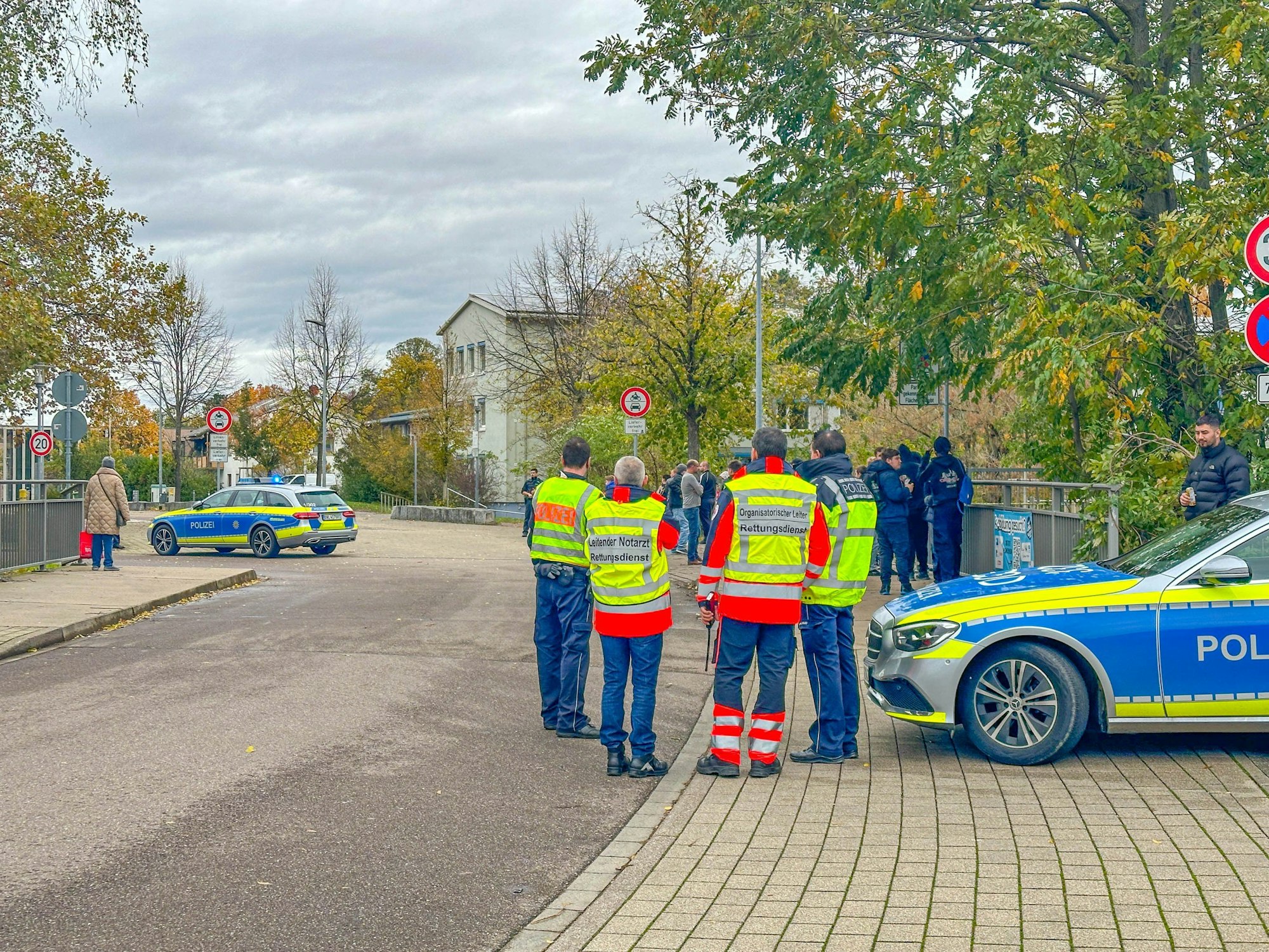 Bei einem Großeinsatz der Polizei an einer Schule ist ein Tatverdächtiger festgenommen worden.