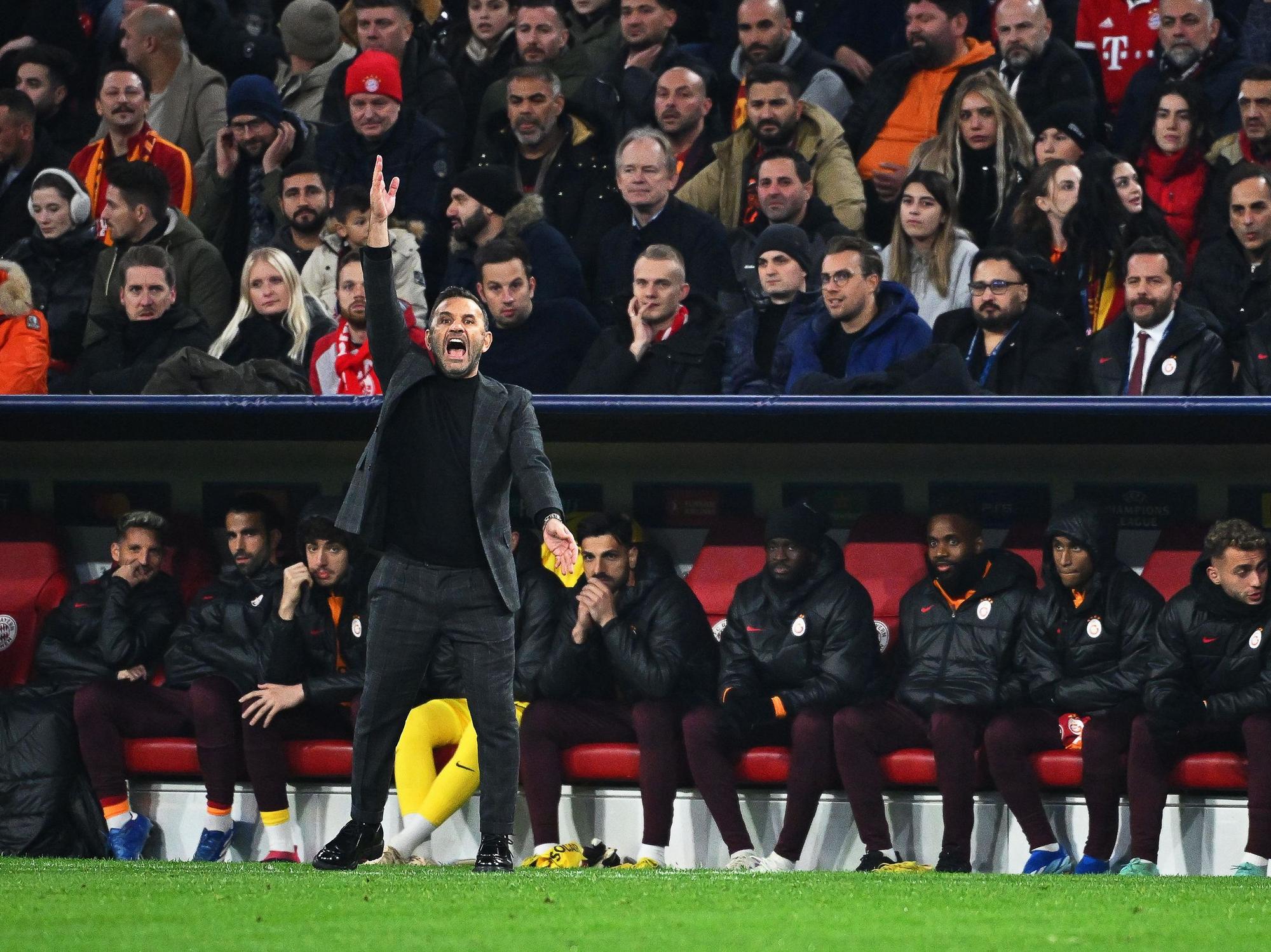 Galatasarays Trainer Okan Buruk gestikuliert am Spielfeldrand.