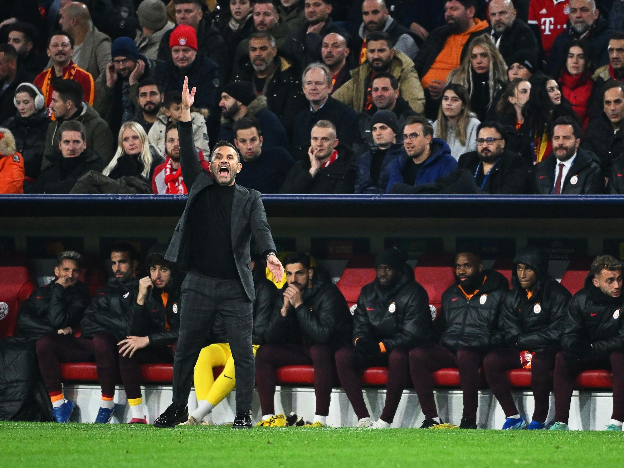 Galatasarays Trainer Okan Buruk gestikuliert am Spielfeldrand.