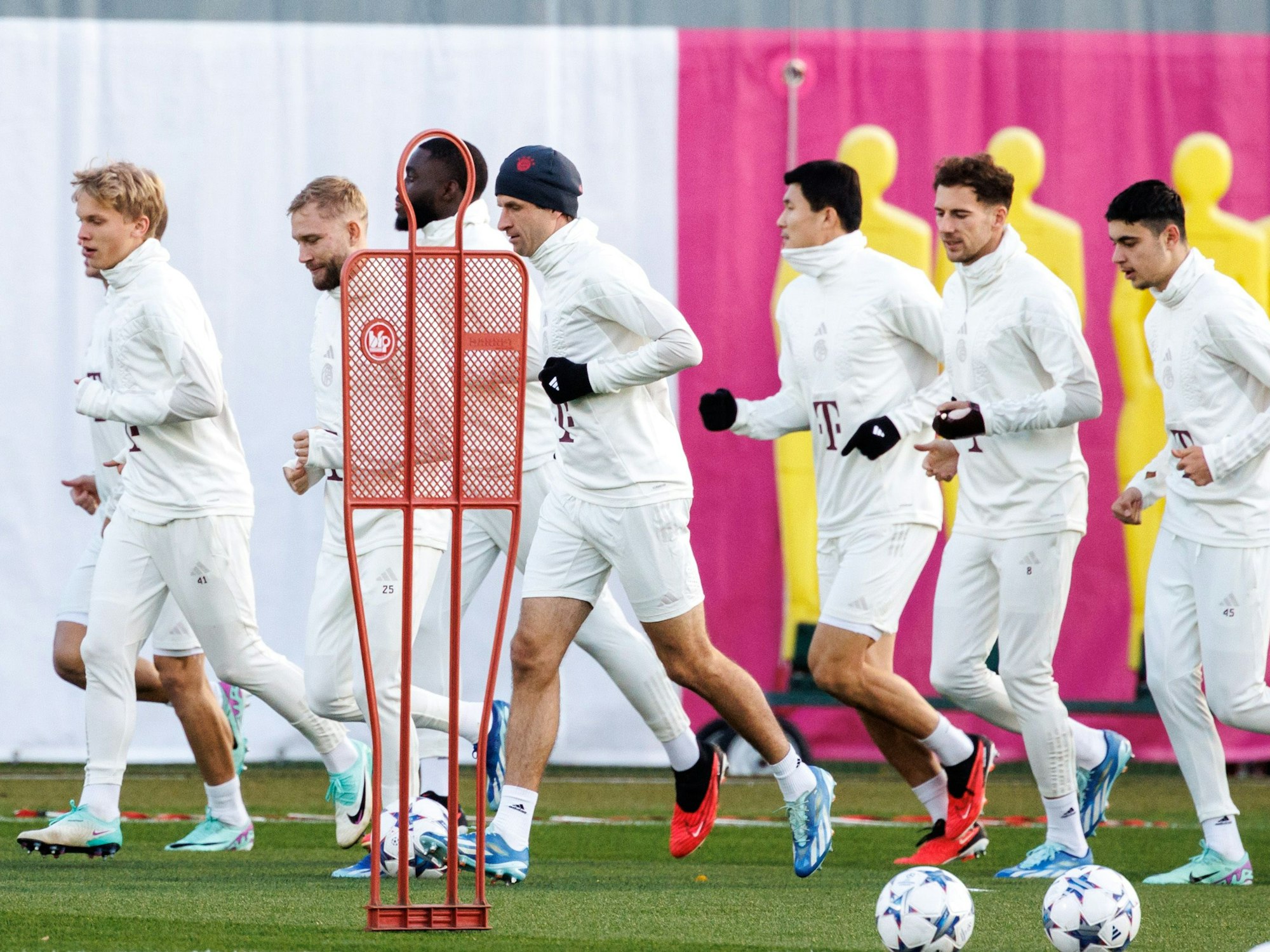 Die Spieler vom FC Bayern München wärmen sich während der Trainingseinheit auf.