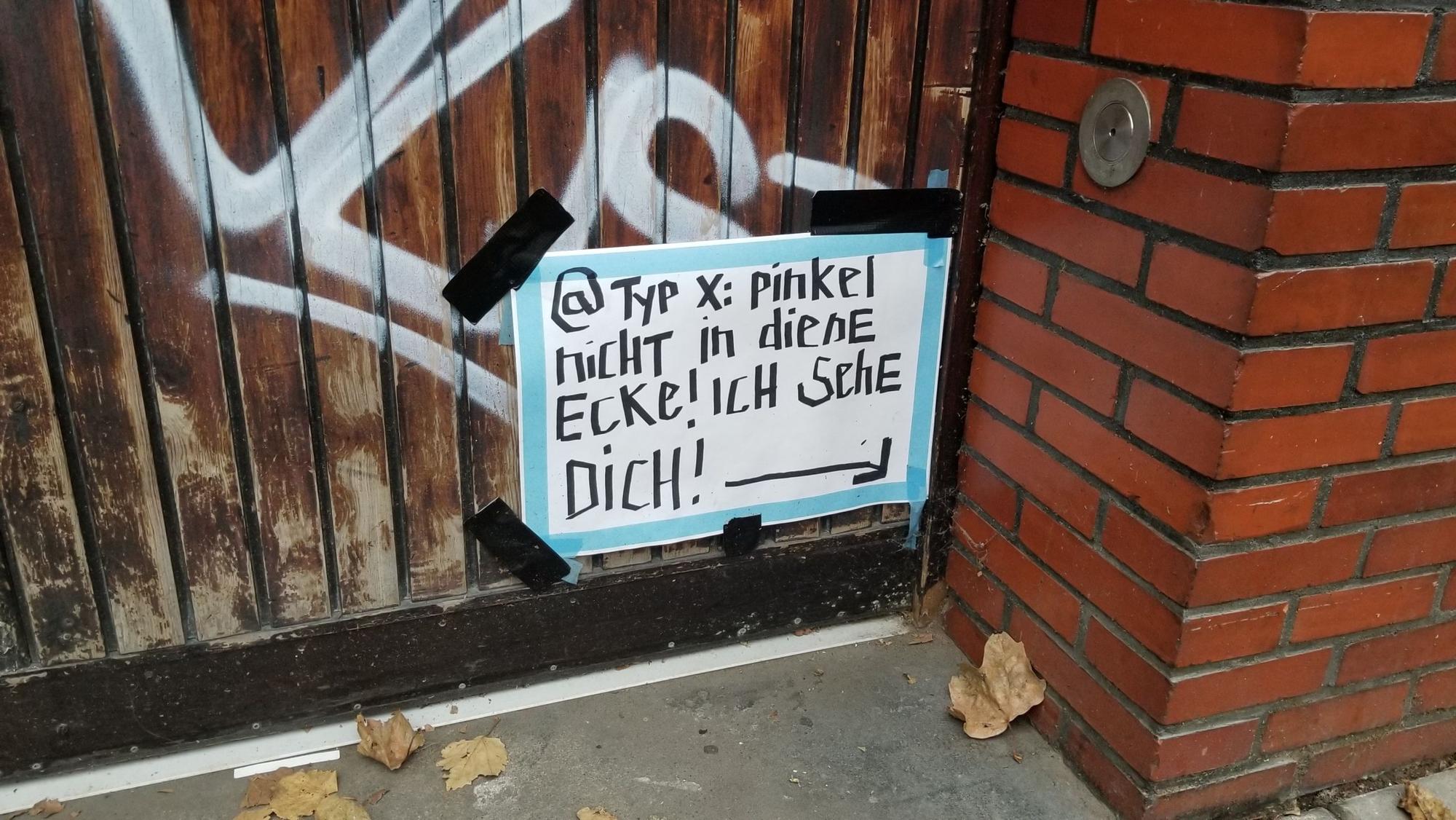 Ein Garagentor mit einem Schild in der Ecke.