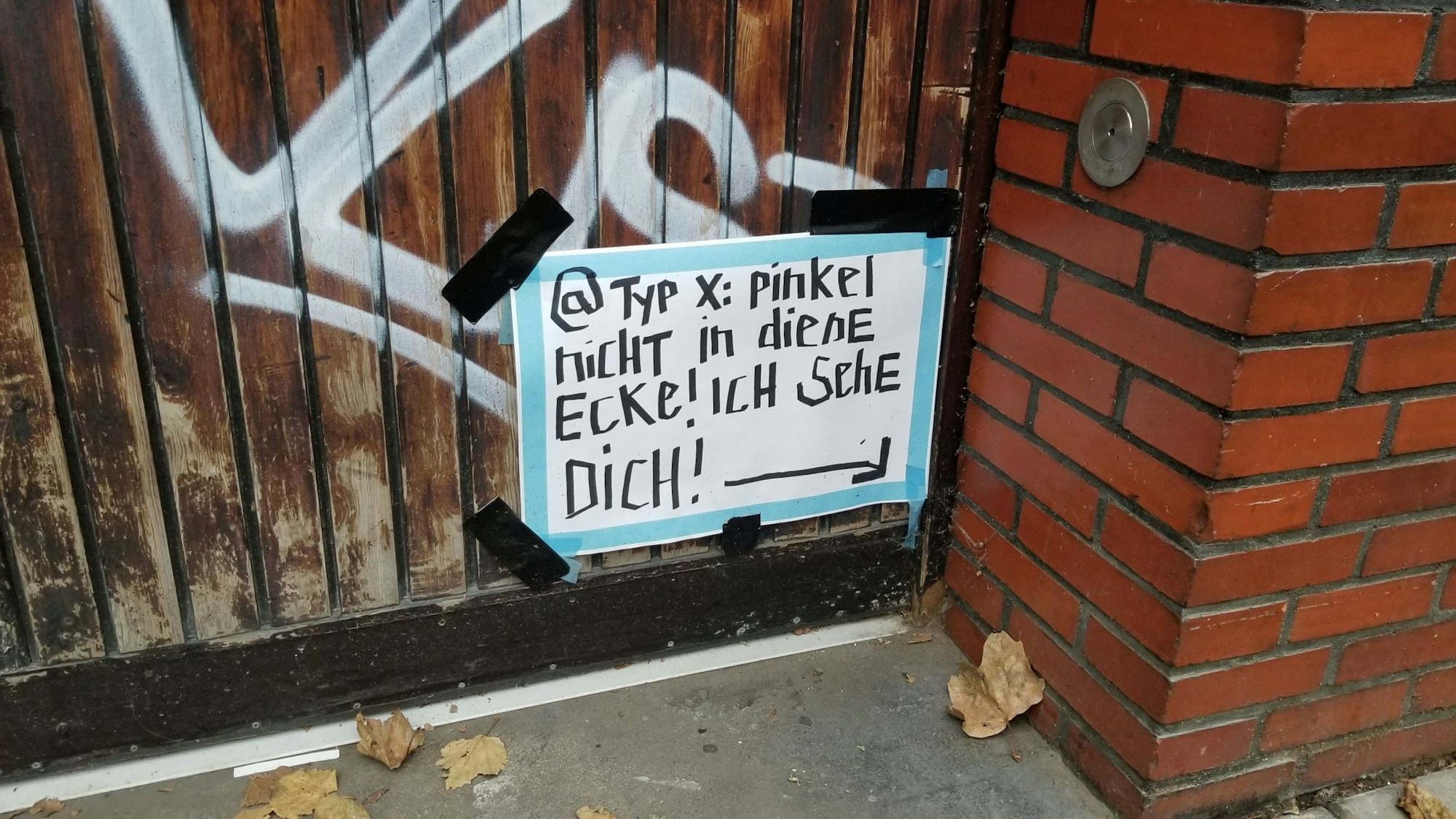 Ein Garagentor mit einem Schild in der Ecke.