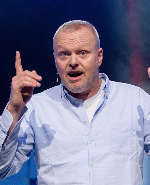 Entertainer Stefan Raab spricht bei der Eröffnung vom Unternehmensgründer- und Investorentreffen Bits & Pretzels.
