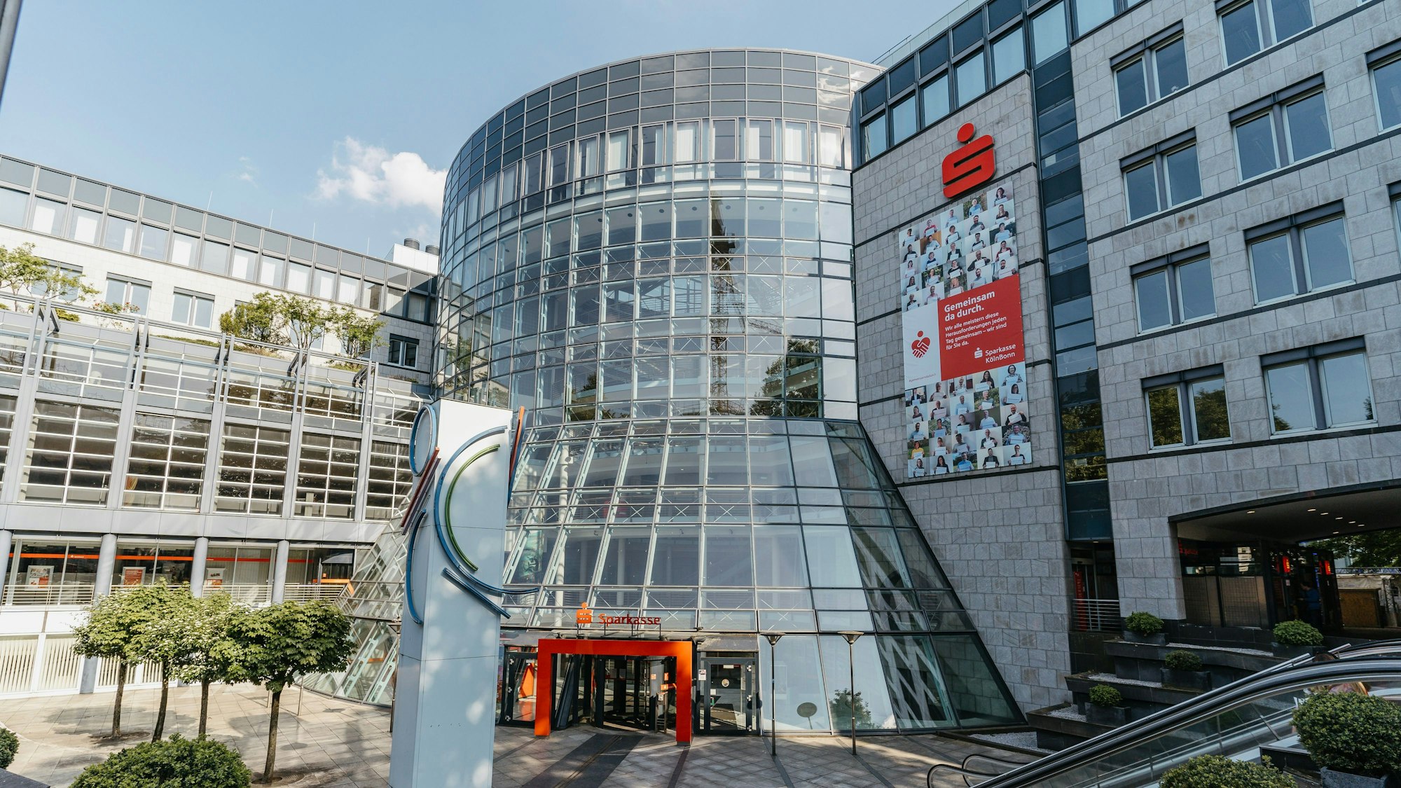 Außensicht auf die Zentrale der Sparkasse KölnBonn am Rudolfplatz in Köln.