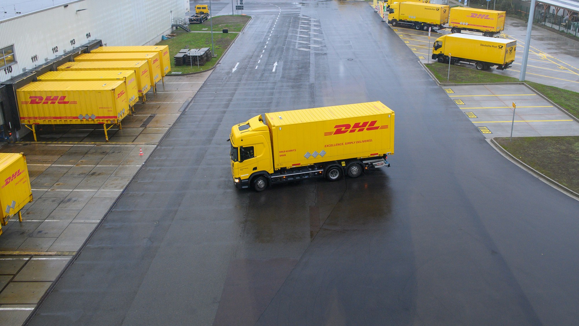 Ein DHL-Lastwagen rangiert auf dem Gelände des DHL-Paketzentrums Sülzetal.