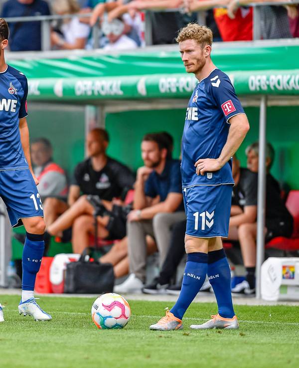 FC-Stürmer Mark Uth (l.) gemeinsam mit FC-Kapitän Florian Kainz während der DFB-Pokal-Partie gegen den SSV Jahn Regensburg am 30. Juli 2022.
