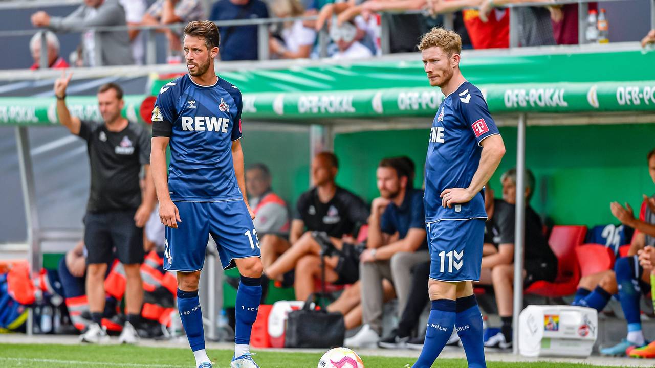 FC-Stürmer Mark Uth (l.) gemeinsam mit FC-Kapitän Florian Kainz während der DFB-Pokal-Partie gegen den SSV Jahn Regensburg am 30. Juli 2022.