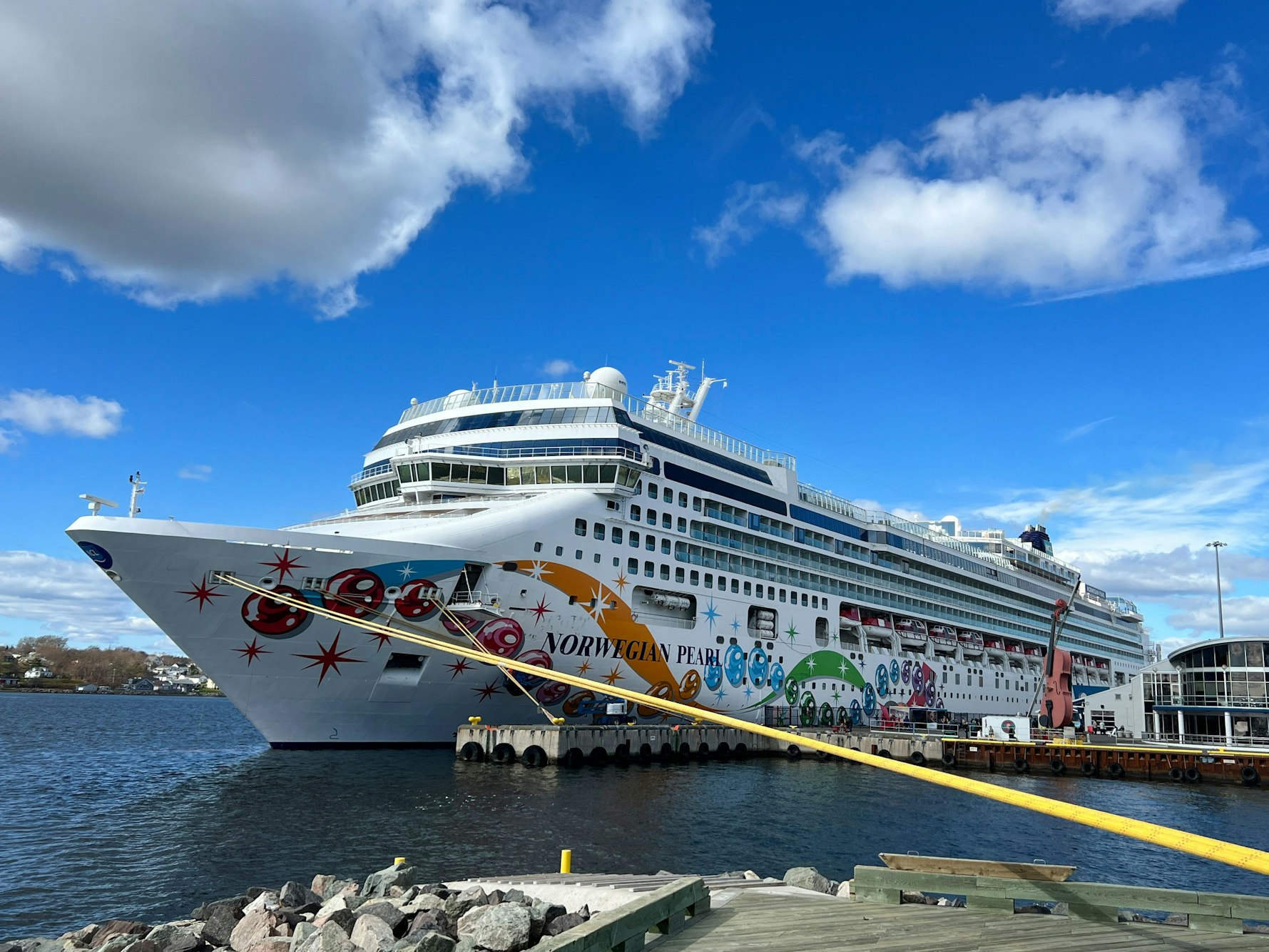 Das Kreuzfahrtschiff „Norwegian Pearl“ liegt im Hafen von Sydney, hier im Oktober 2022.