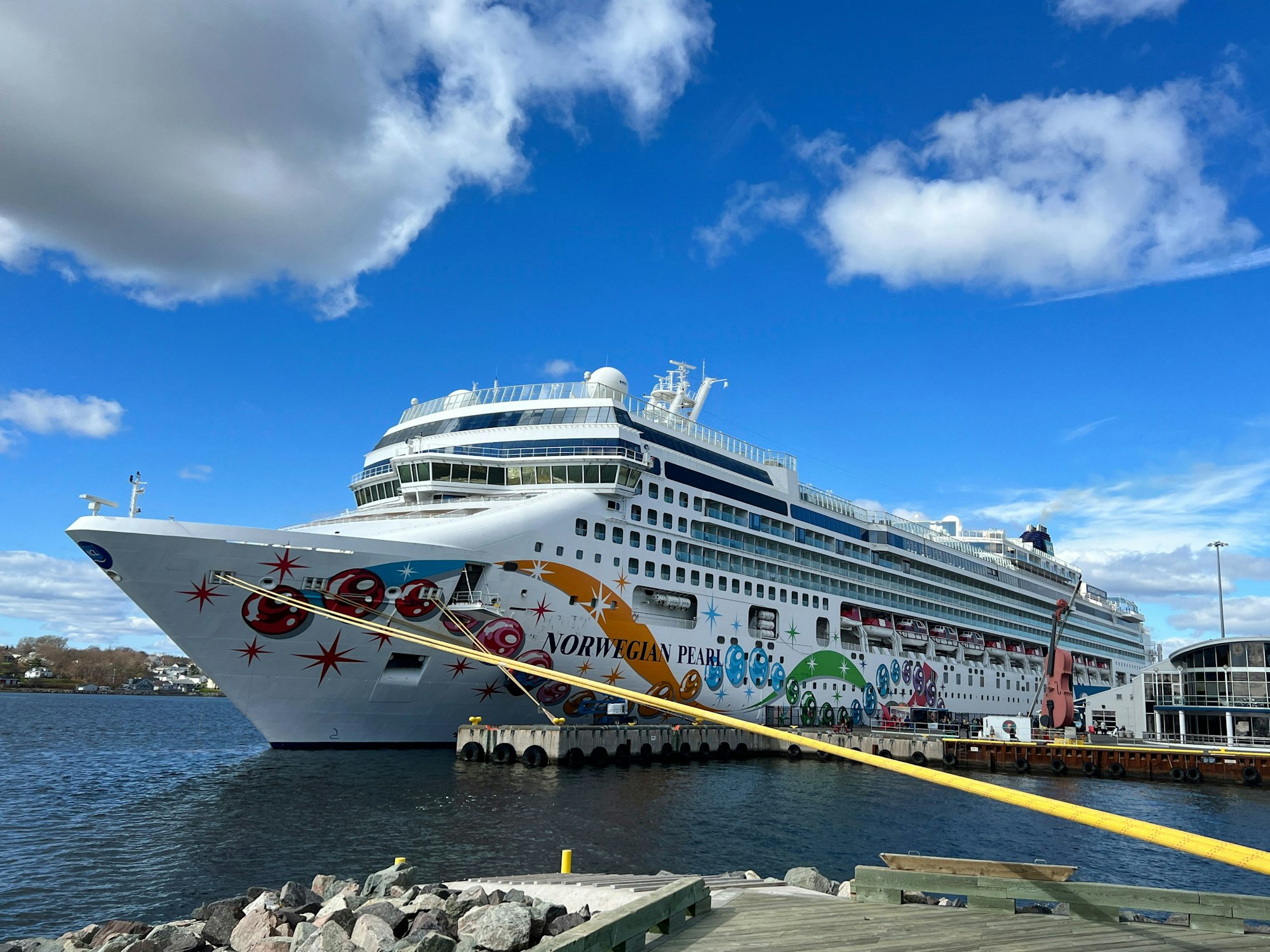 Das Kreuzfahrtschiff „Norwegian Pearl“ liegt im Hafen von Sydney, hier im Oktober 2022.
