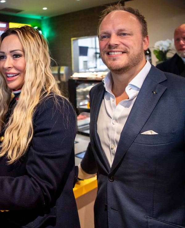 Oliver Pocher, Cora Schumacher und Christoph Mürtz vor einer Big-Mac-Torte.