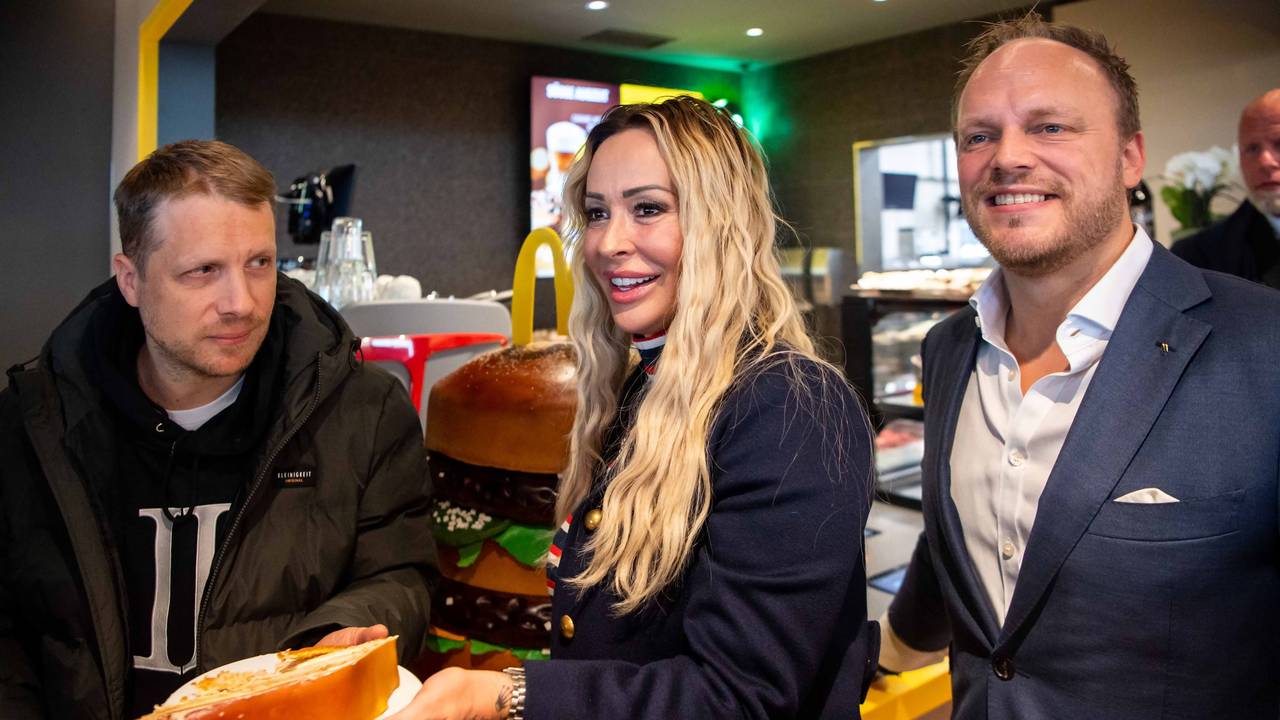 Oliver Pocher, Cora Schumacher und Christoph Mürtz vor einer Big-Mac-Torte.