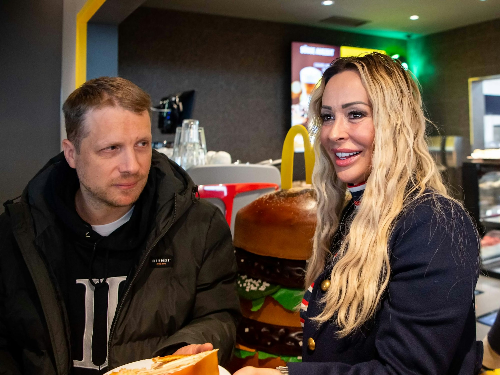 09.11.2023 In Zülpich ist McDonalds eröffnet worden. Unter anderem waren als Stargäste Oliver Pocher, Cora Schumacher und Ulf Hürtgen anwesend.