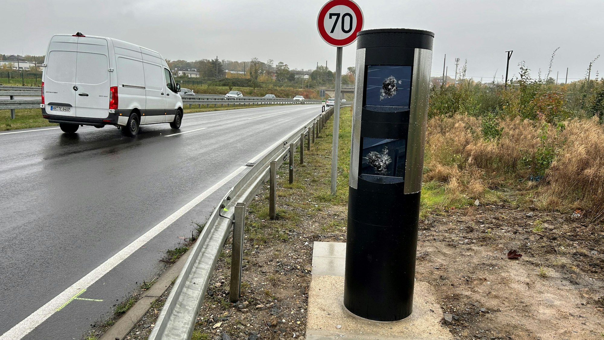 Zerstörter Blitzer an der B265n in Hürth.