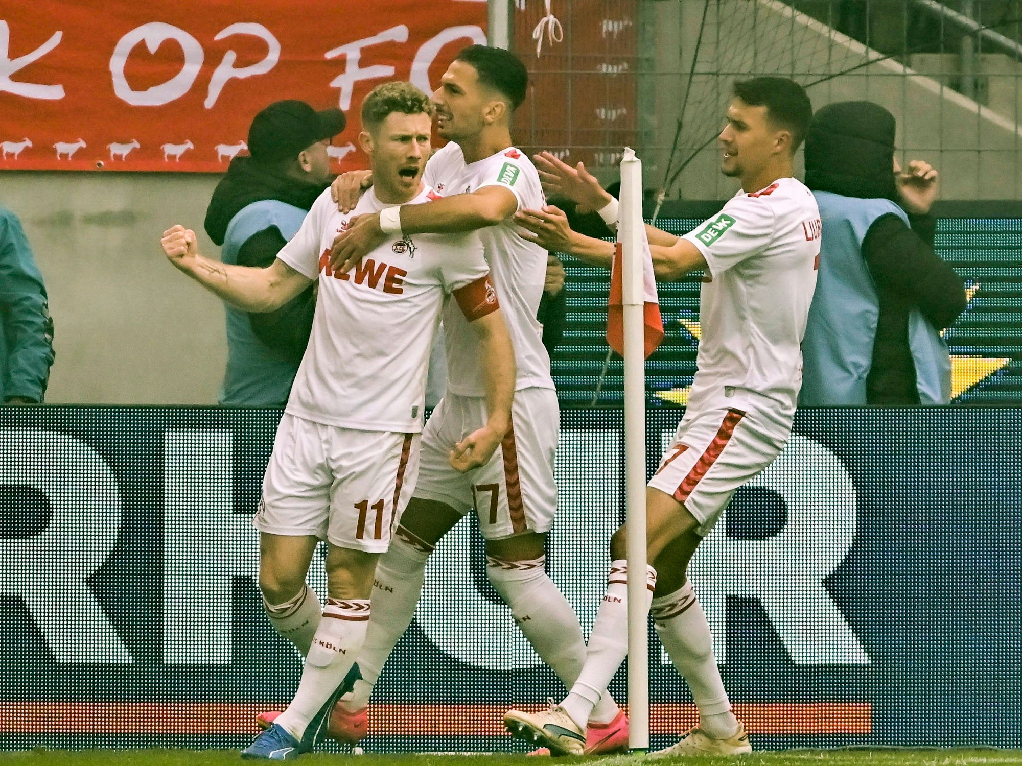 Gemeinsamer Jubel an der Eckfahne: Florian Kainz, Leart Pacarada und Dejan Ljubicic (v.l.n.r.)