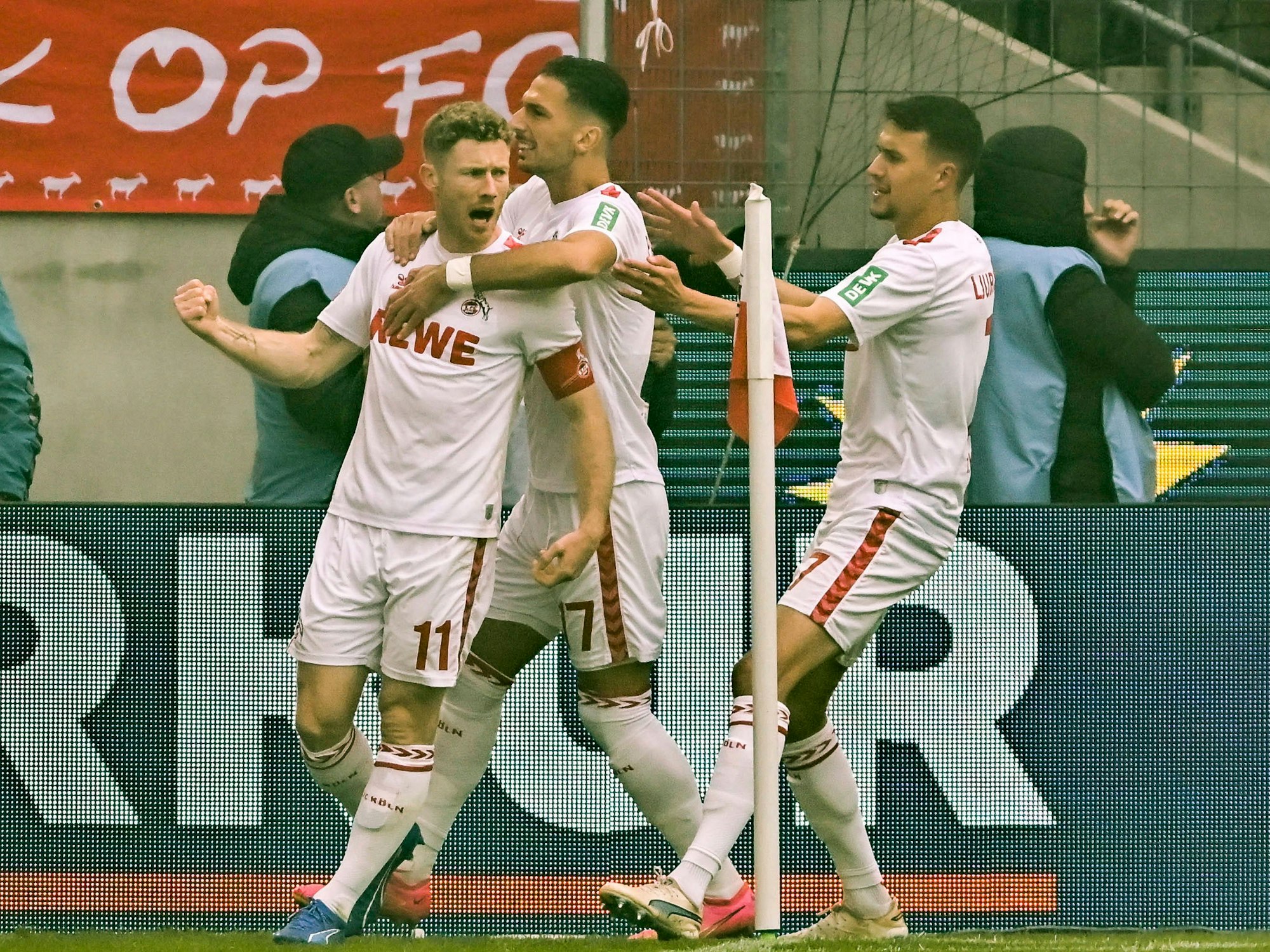 Florian Kainz, Dejan Ljubicic und Leart Pacarada jubeln gegen Gladbach.