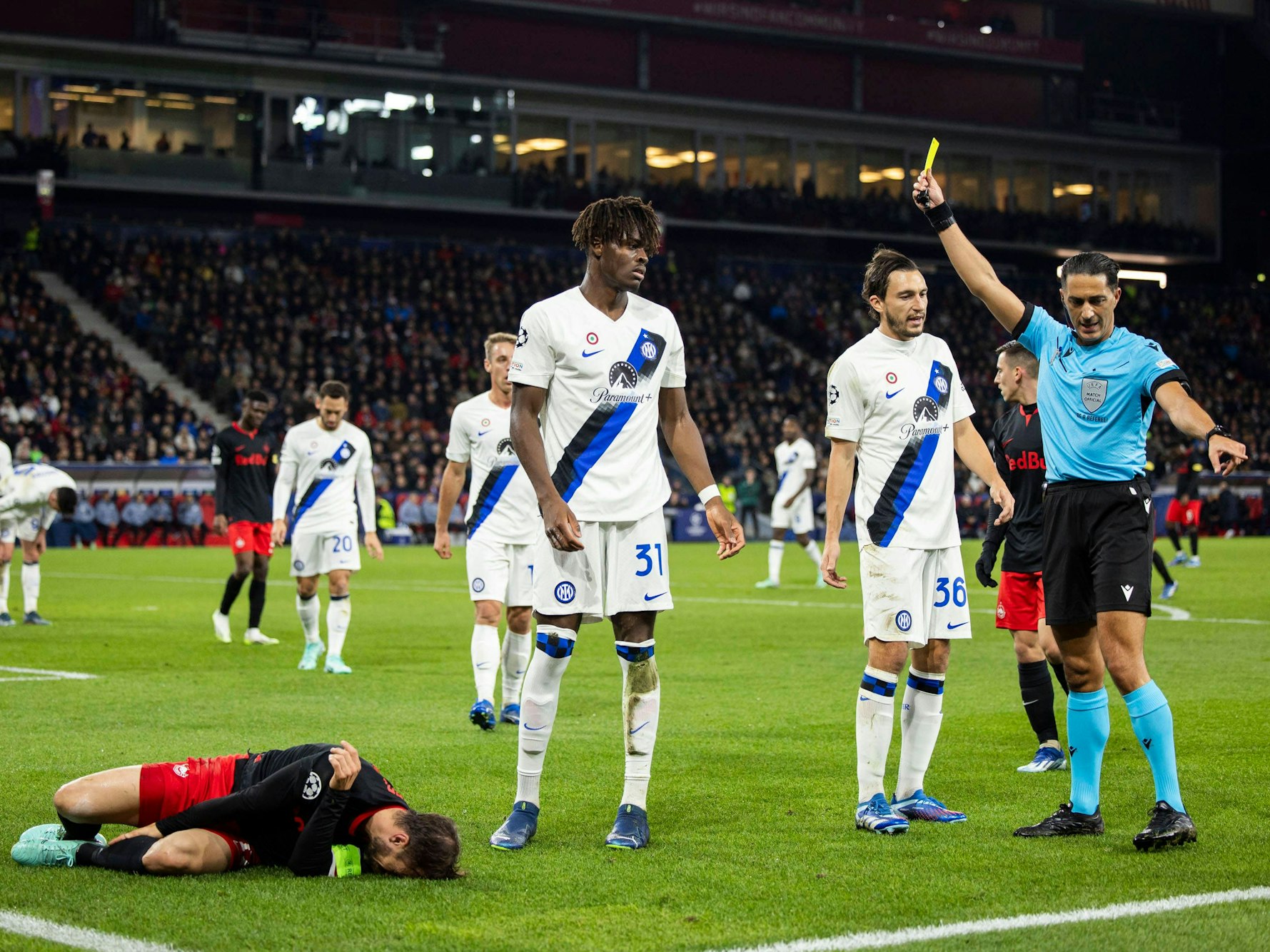 Yann Bisseck sieht in der Champions League die Gelbe Karte.