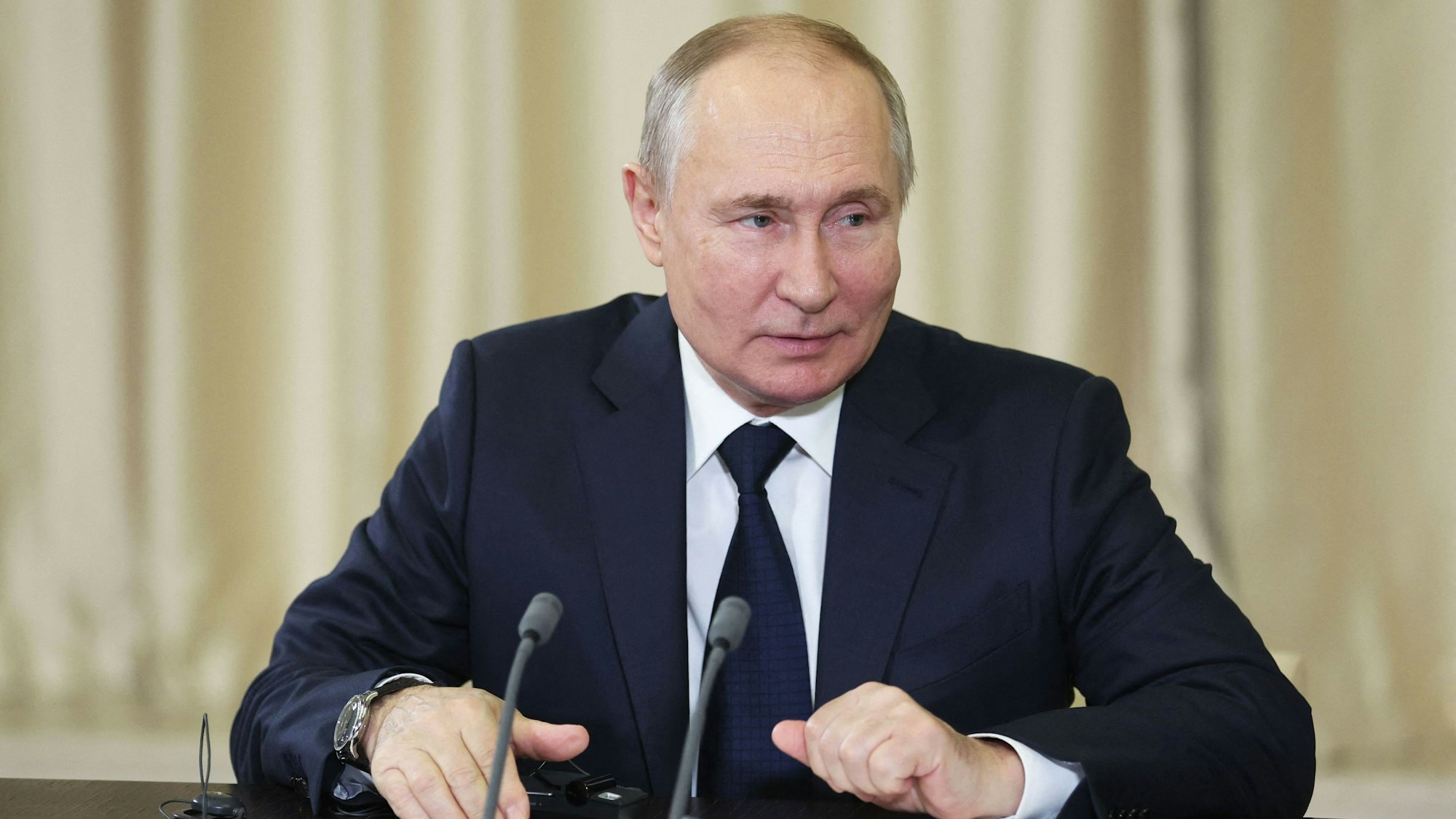 Wladimir Putin bei einem Treffen mit dem stellvertretenden Vorsitzenden der Zentralen Militärkommission der Volksrepublik China in seinem Amtssitz in Nowo-Ogarjowo am 8. November 2023.