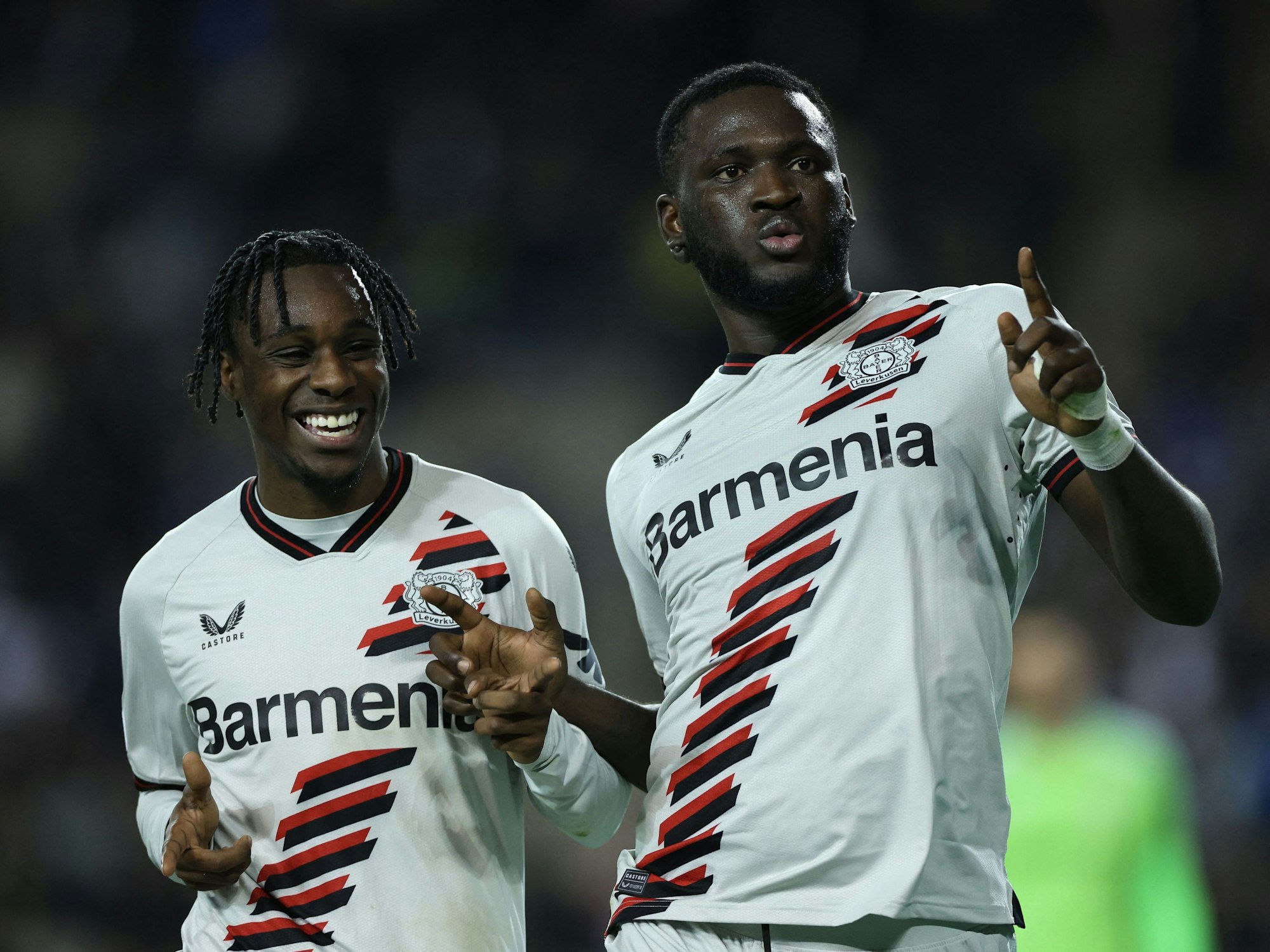 Victor Boniface (r.) und Jeremie Frimpong jubeln über das Siegtor bei Karabach Agdam