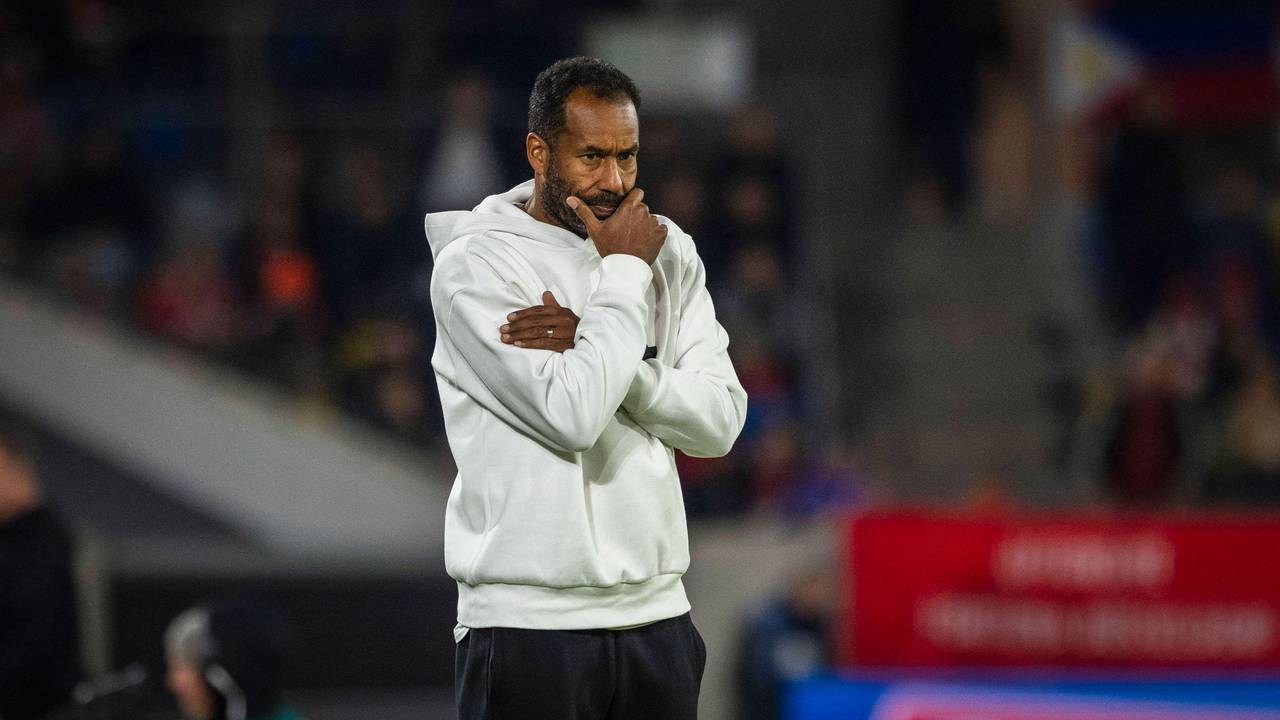 Daniel Thioune hält sich beim Spiel von Fortuna Düsseldorf nachdenklich die Hand vors Gesicht.