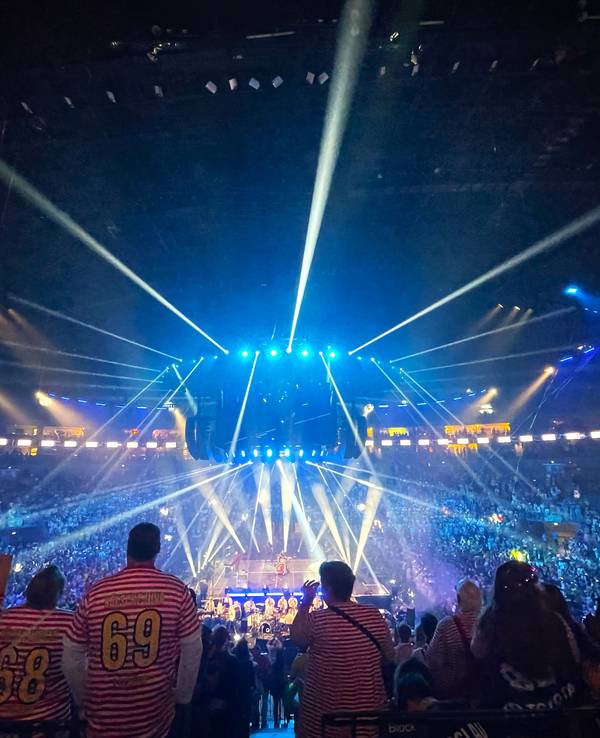 Menschen in Kostümen feiern in der vollen Lanxess-Arena in Köln den Start in die Karnevalssession.