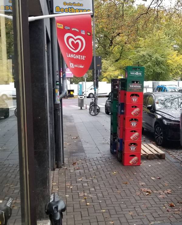 Kisten mit Glasflaschen vor im Kiosk in der Beethovenstraße in Köln
