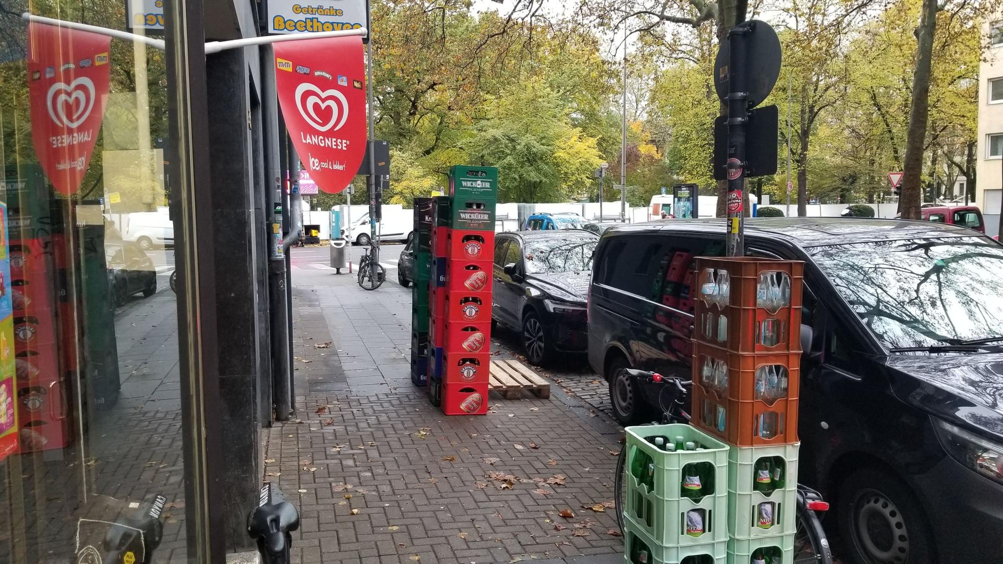 Kisten mit Glasflaschen vor im Kiosk in der Beethovenstraße in Köln