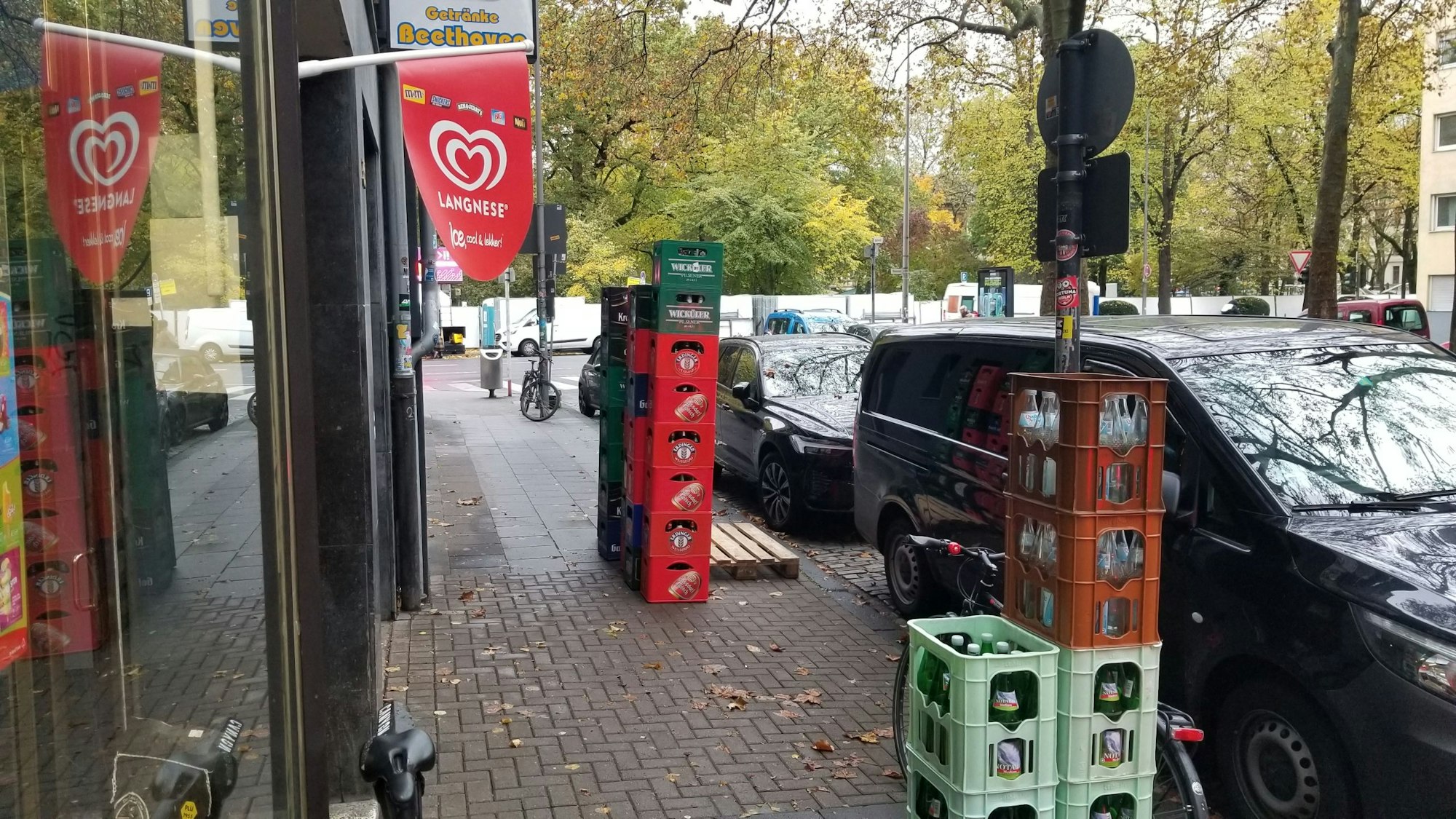 Kisten mit Glasflaschen vor im Kiosk in der Beethovenstraße in Köln