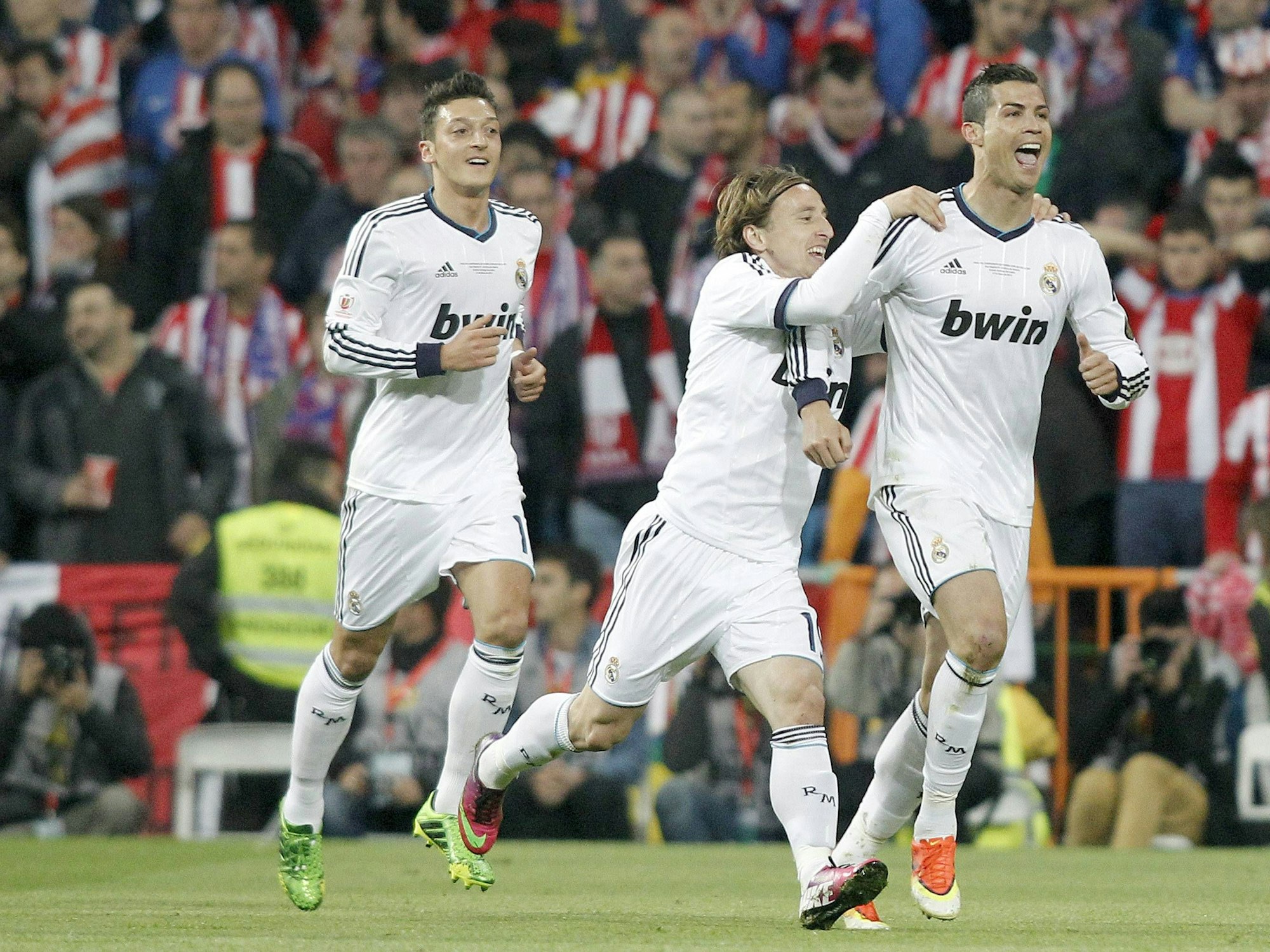 Mesut Özil. Luka Modric und Cristiano Ronaldo jubeln.