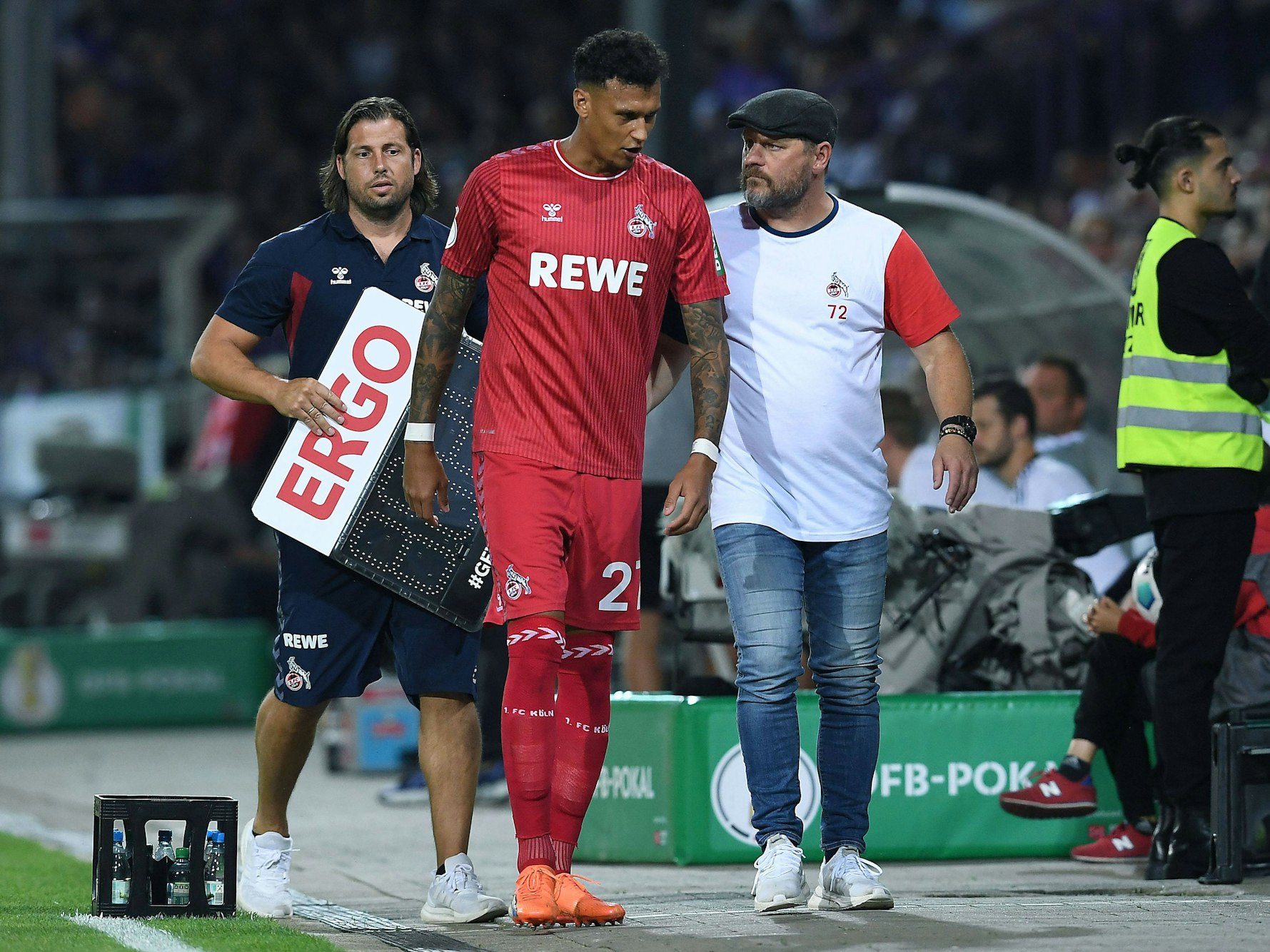 FC-Stürmer Davie Selke (M.) gemeinsam mit seinem Trainer Steffen Baumgart nach seiner Auswechslung.