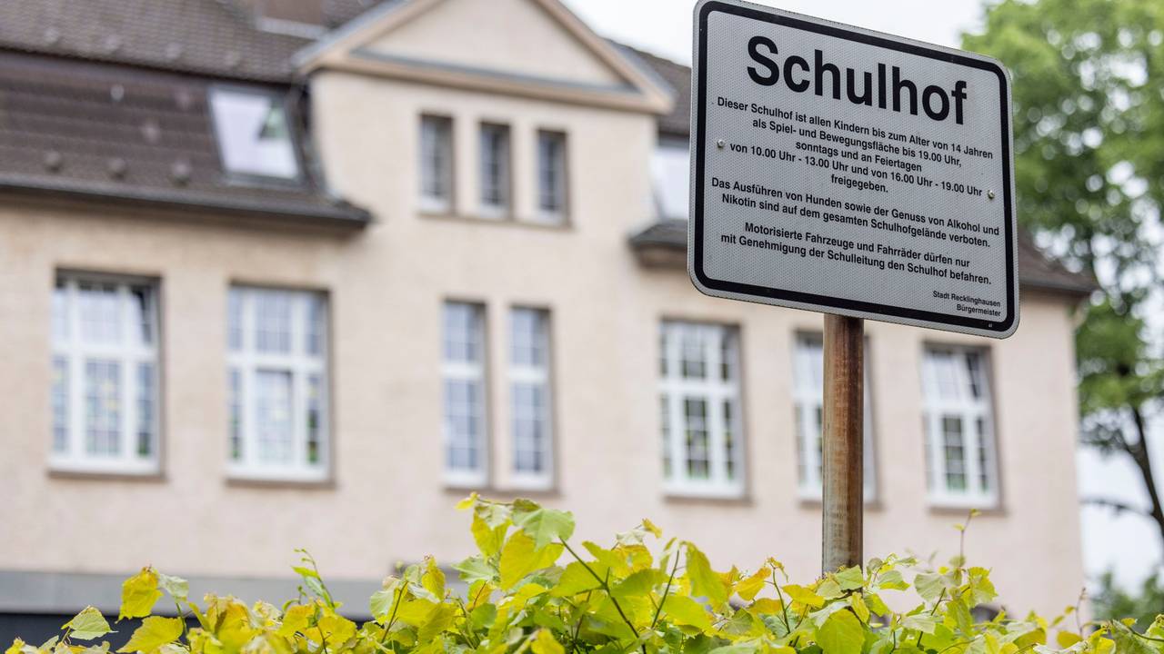 Regeln zum Aufenthalt auf dem Schulhof einer Grundschule sind vor dem Schulgebäude auf einem Schild zu lesen. Unter Ausschluss der Öffentlichkeit hat in Bochum am Freitag der Prozess um den gewaltsamen Tod einer 19-Jährigen begonnen.