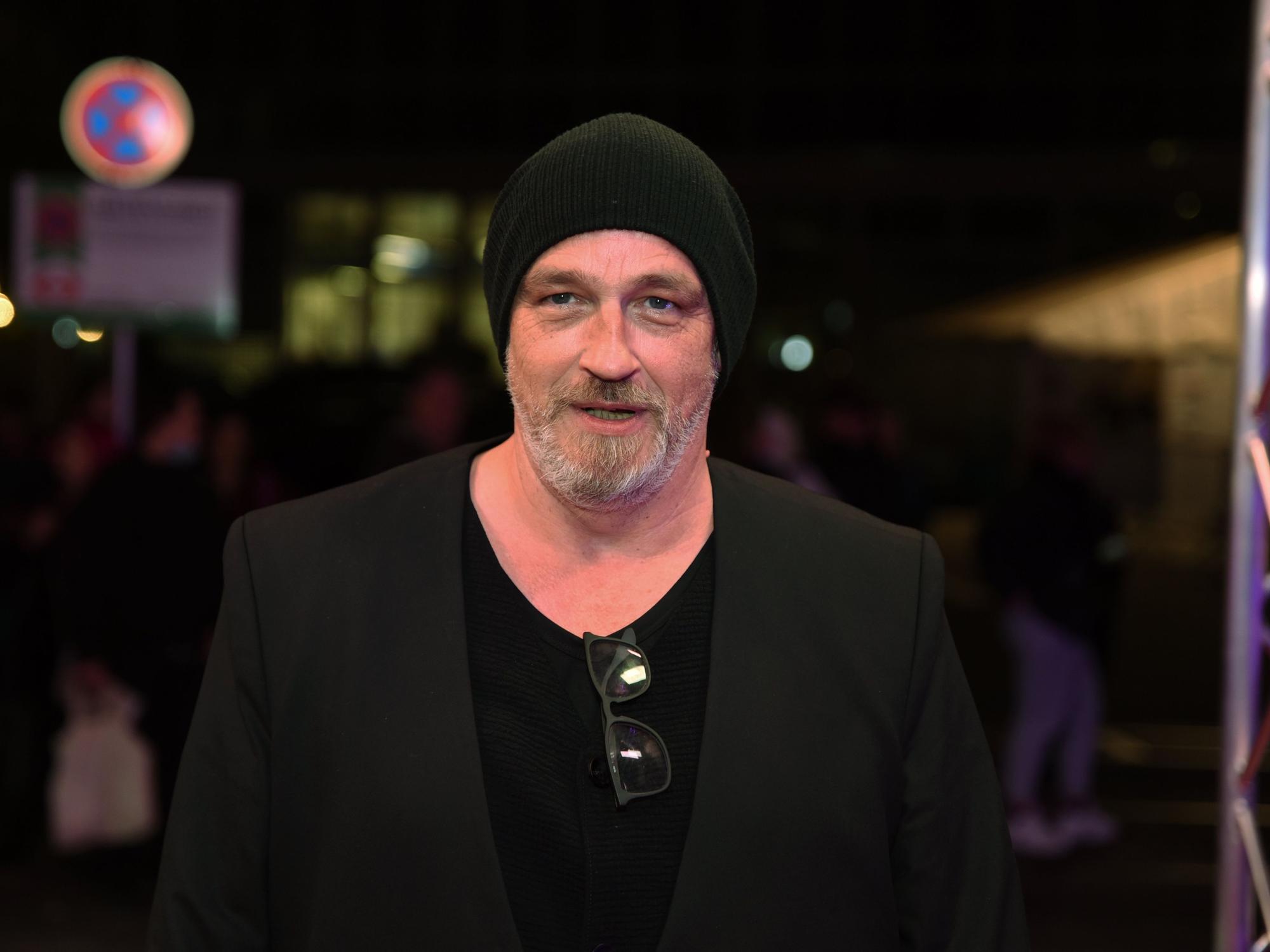 Torsten Sträter mit seiner schwarzen Mütze im Porträt.
