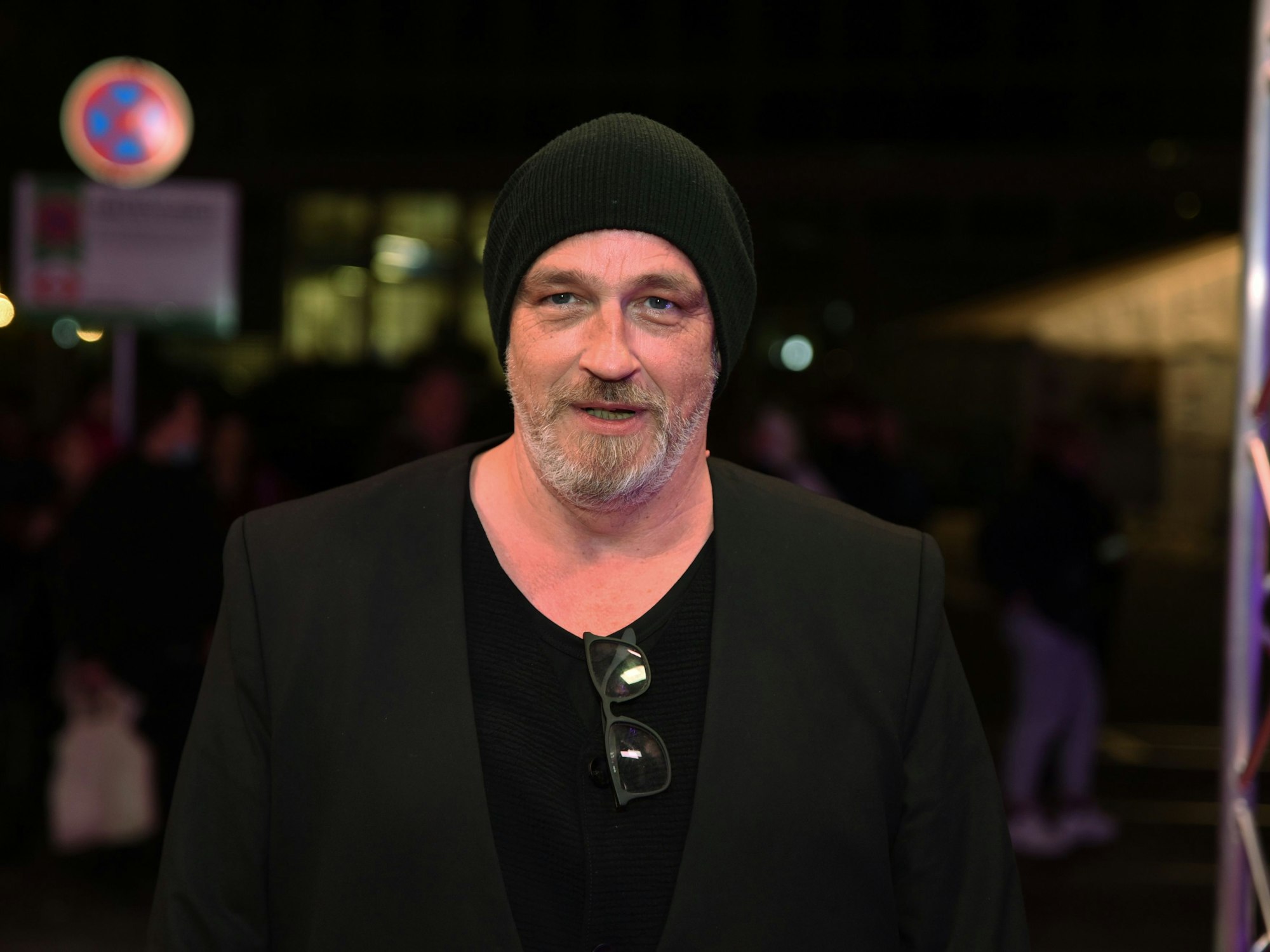 Torsten Sträter mit seiner schwarzen Mütze im Porträt.