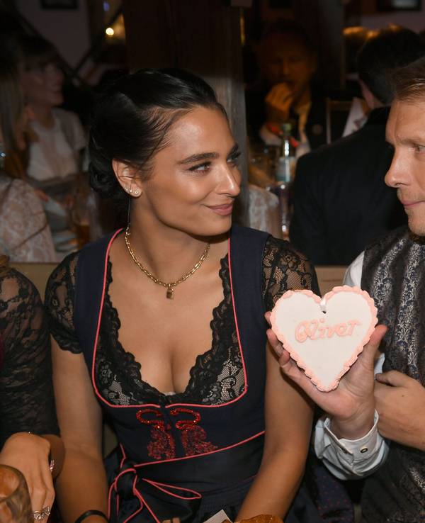 Der Comedian Oliver Pocher und seine Frau Amira feiern beim Almauftrieb im Käfer-Zelt auf dem Oktoberfest.